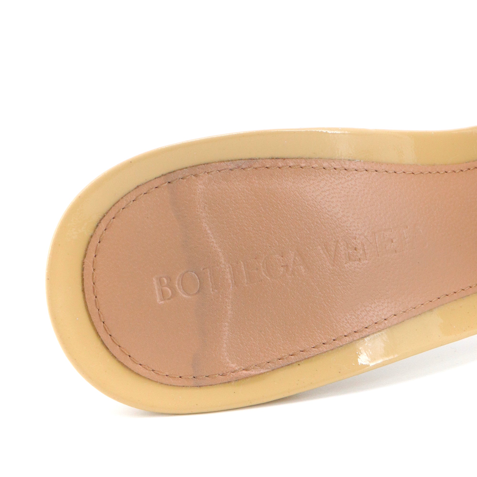 BOTTEGA VENETA - Mules à talon Bottega Veneta en cuir verni beige (T35.5)