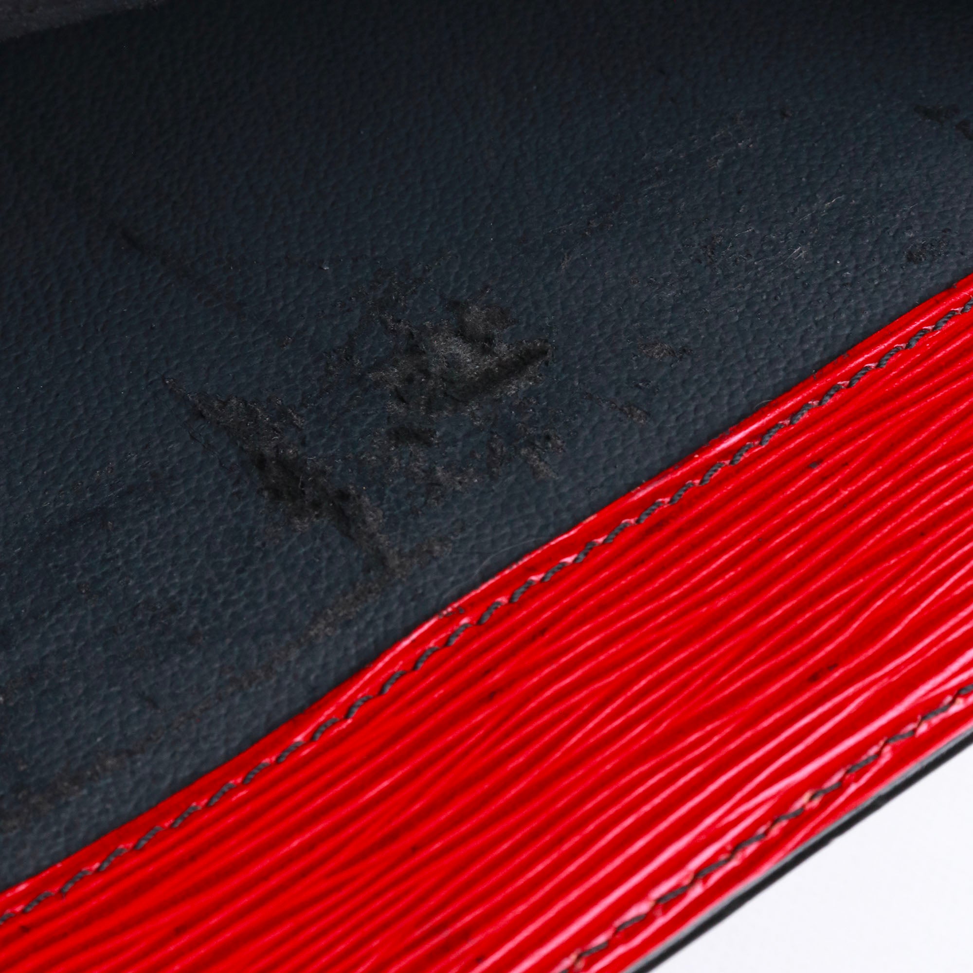 LOUIS VUITTON - Sac cabas plat GM Louis Vuitton en cuir épi rouge