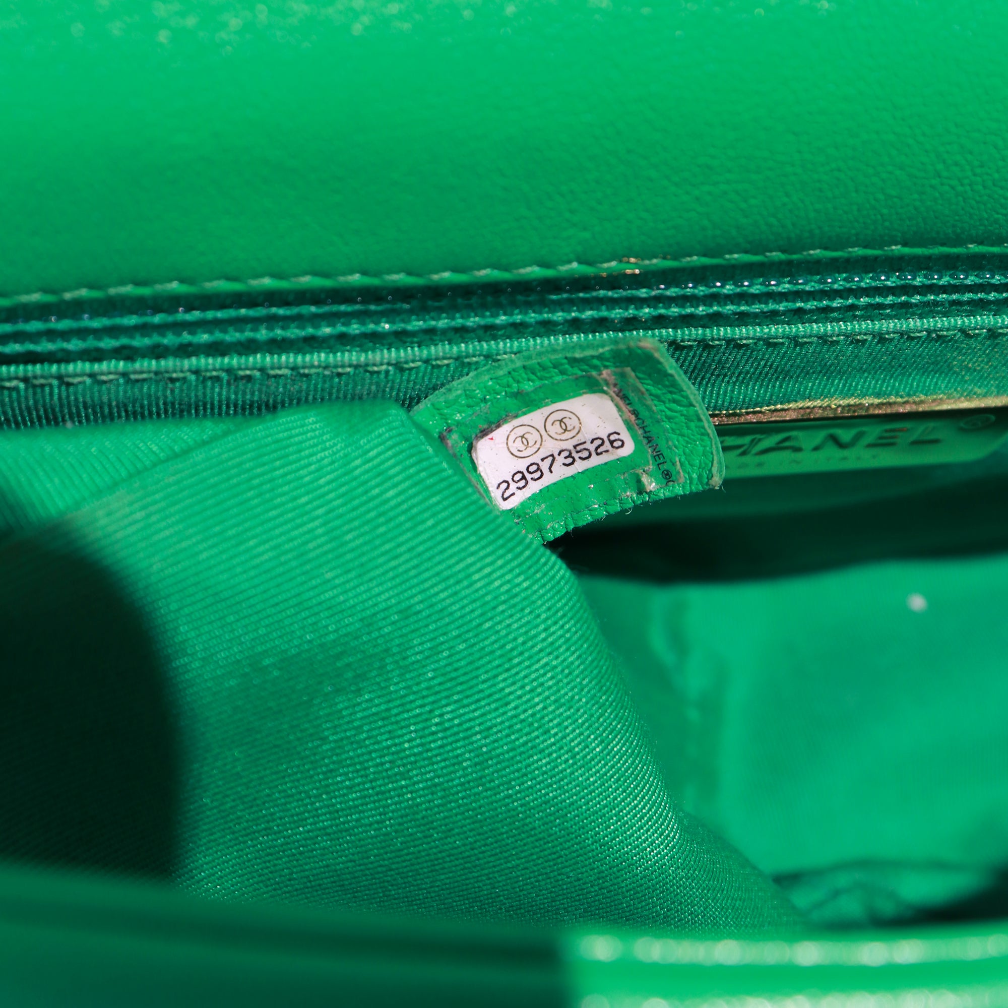 CHANEL - 19 shoulder bag in green quilted leather