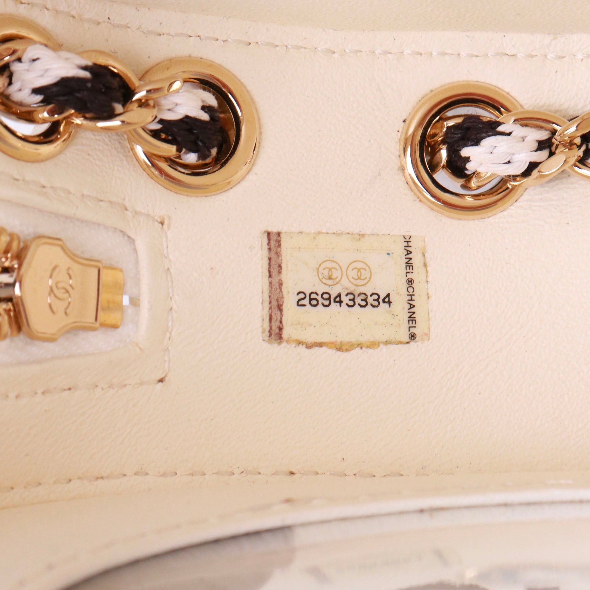 CHANEL - Sac à bandoulière Lifesaver La Pausa en cuir lisse blanc et noir