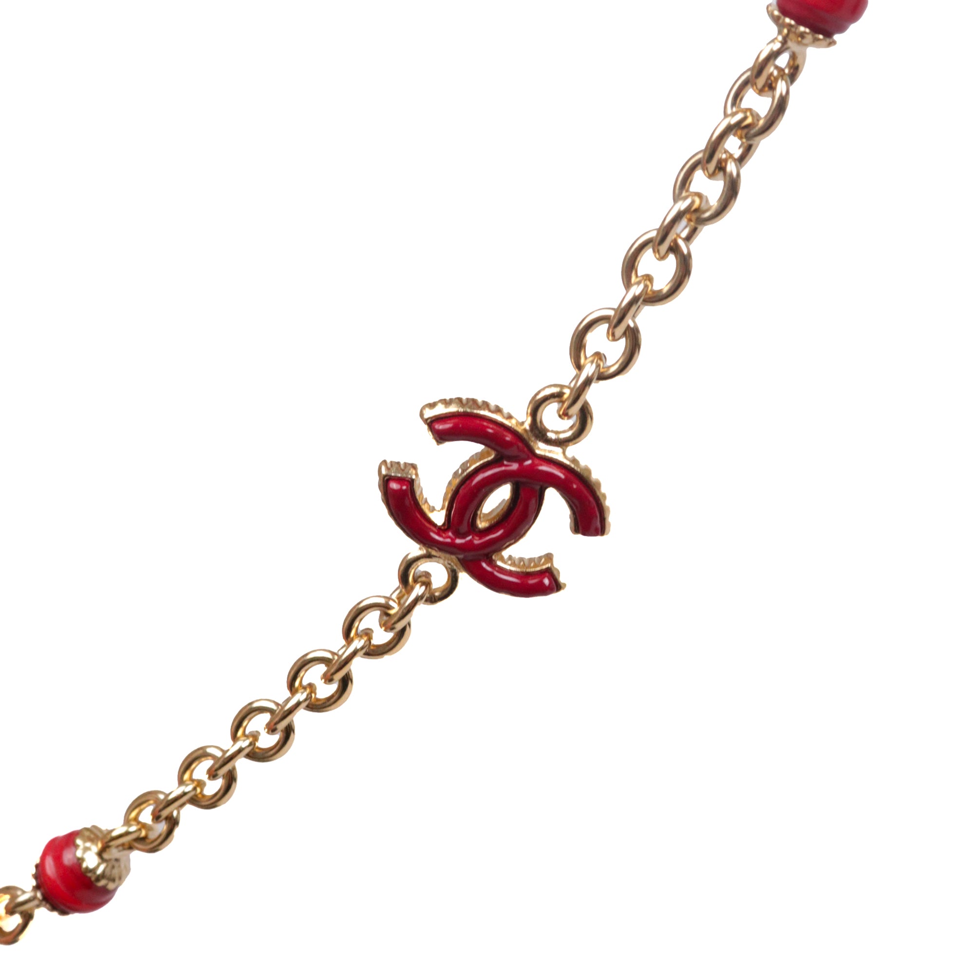 CHANEL - Sautoir CC Chanel en métal doré orné de pierres bordeaux