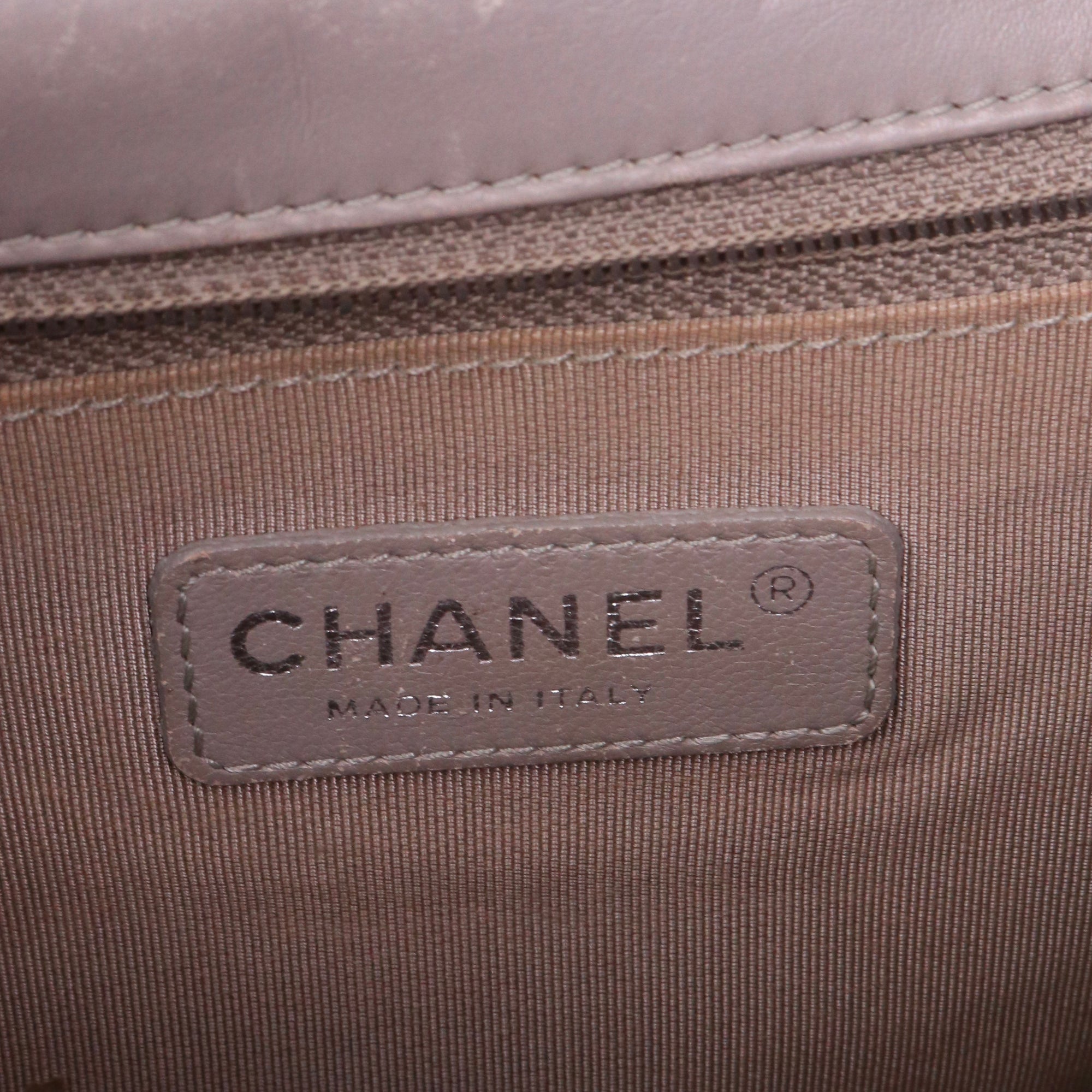CHANEL - Sac à bandoulière Boy Chanel en cuir gris
