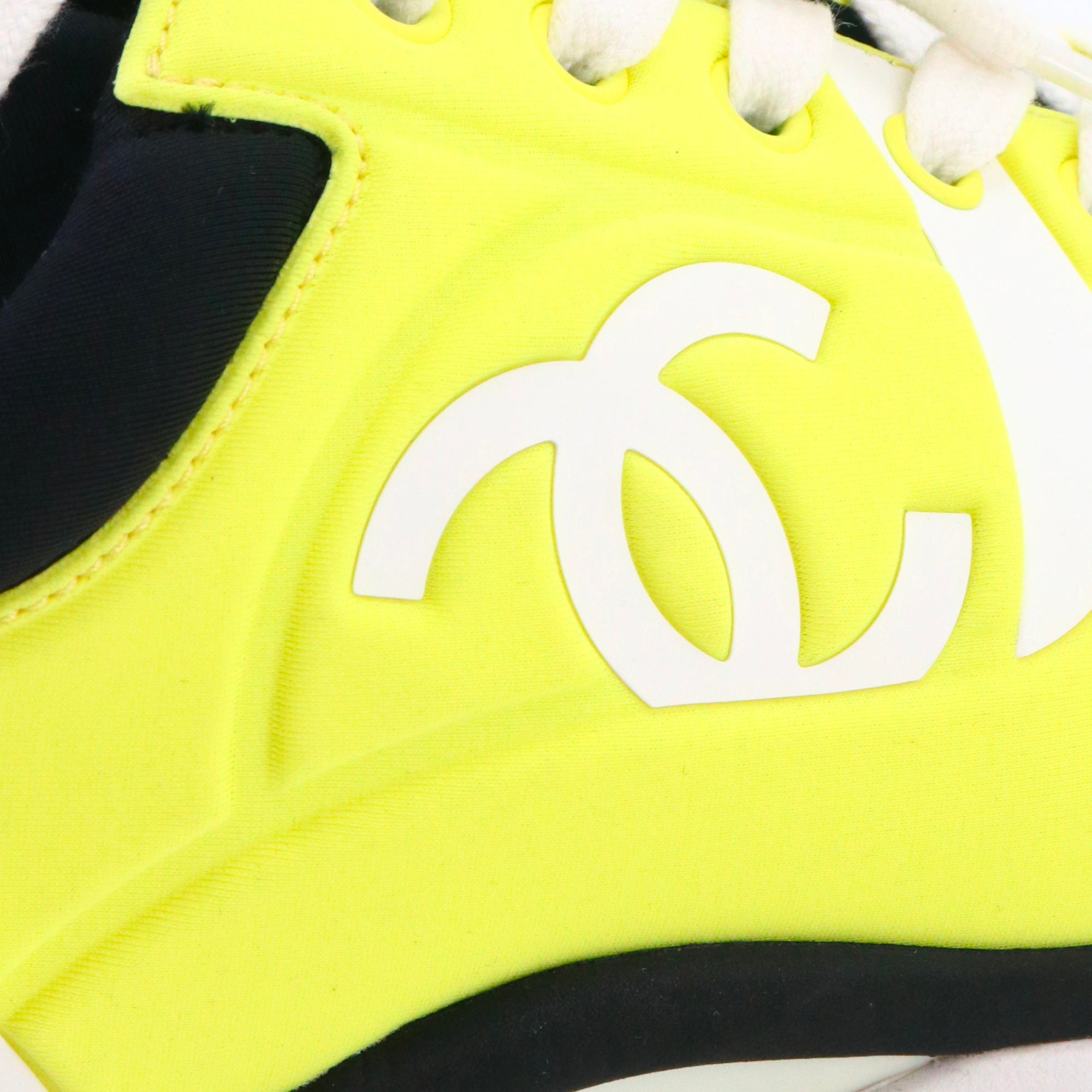 CHANEL - Sneakers Neon CC Chanel en toile jaune fluo (T37.5)