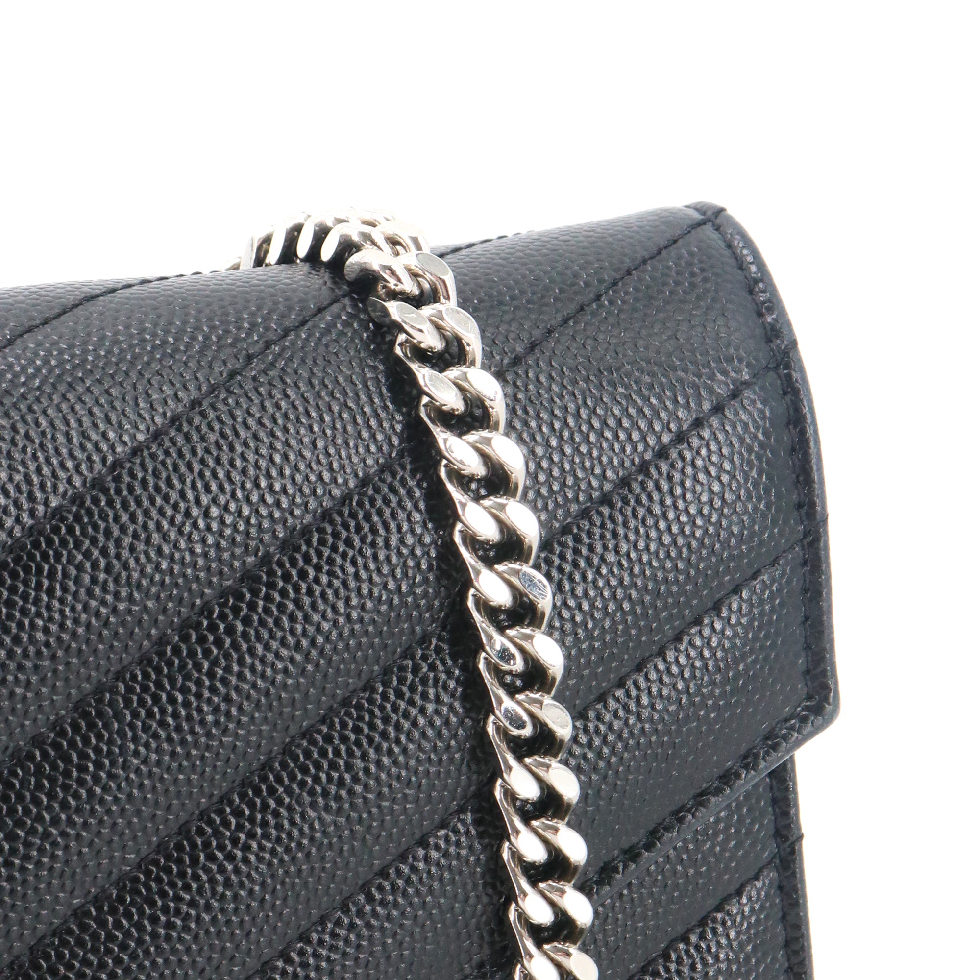 SAINT LAURENT - Sac à bandoulière Wallet on chain Cassandre Saint Laurent cuir grainé chevron noir