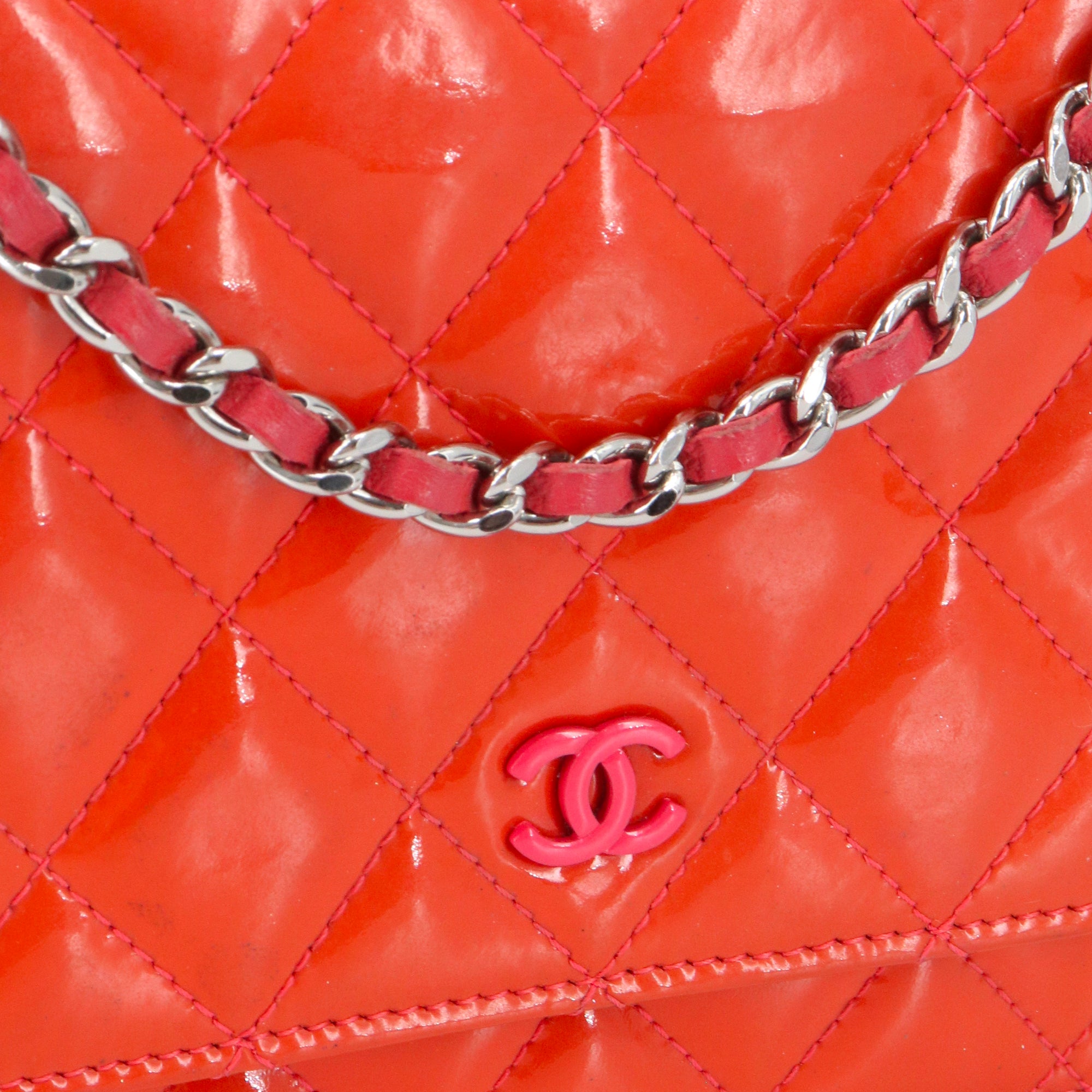 CHANEL - Sac Wallet On Chain Timeless Chanel en cuir verni orange