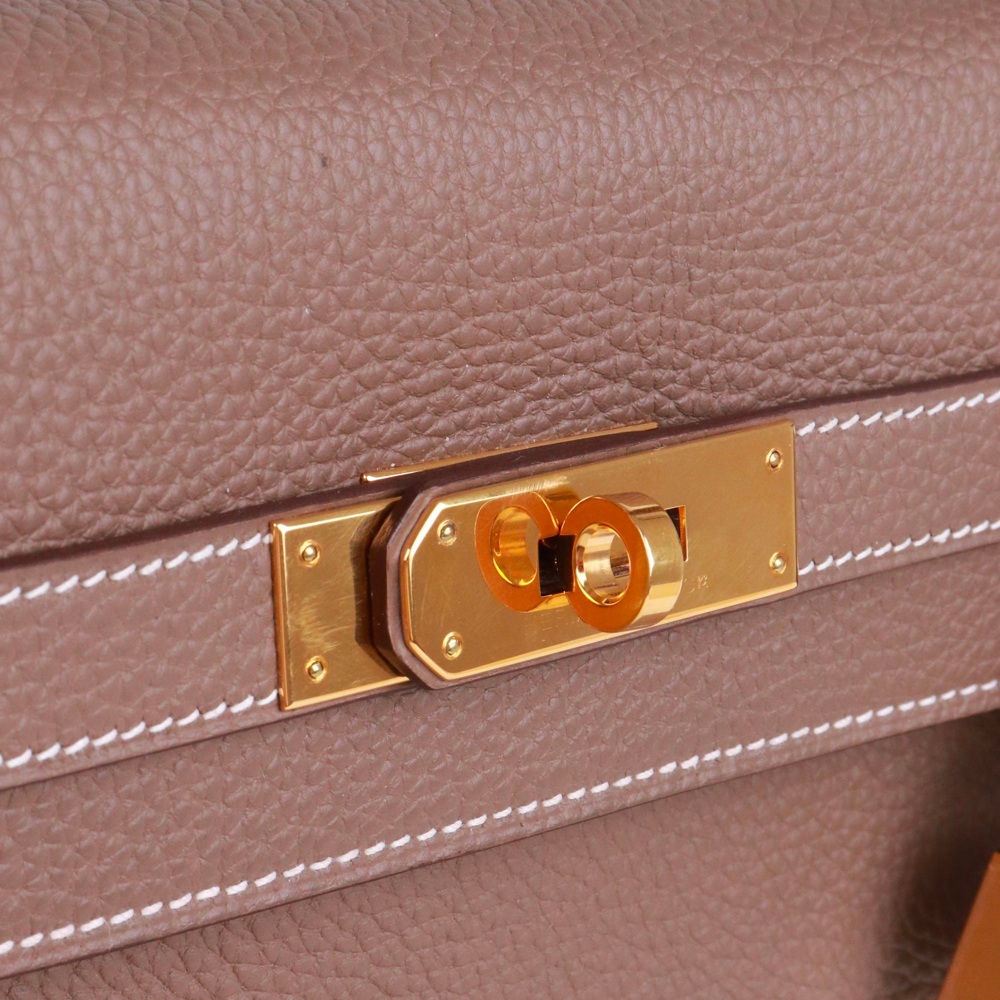 HERMÈS - Sac à main Kelly 32 Hermès en cuir togo étoupe retourné