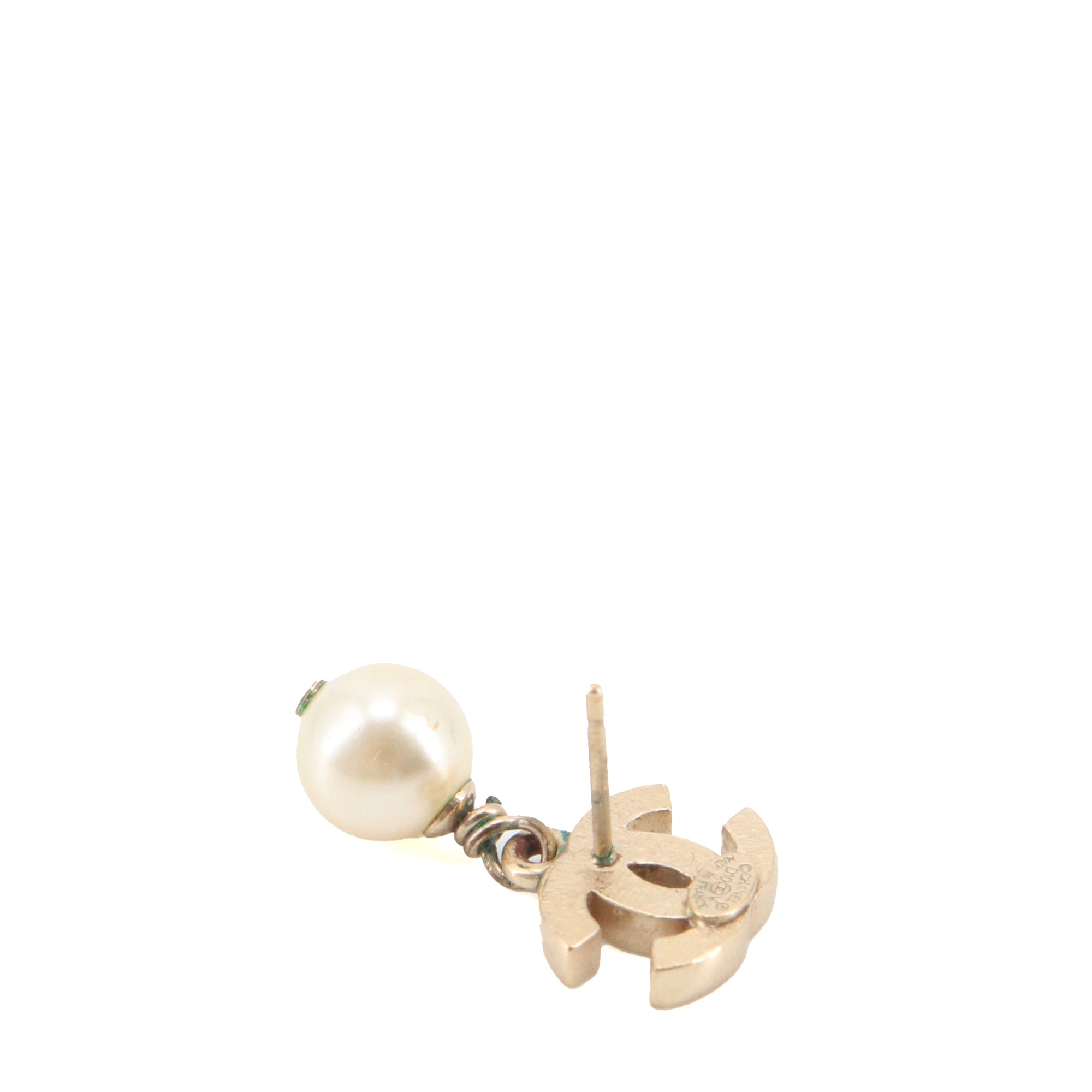 CHANEL - Boucles d'oreilles CC Chanel à perle