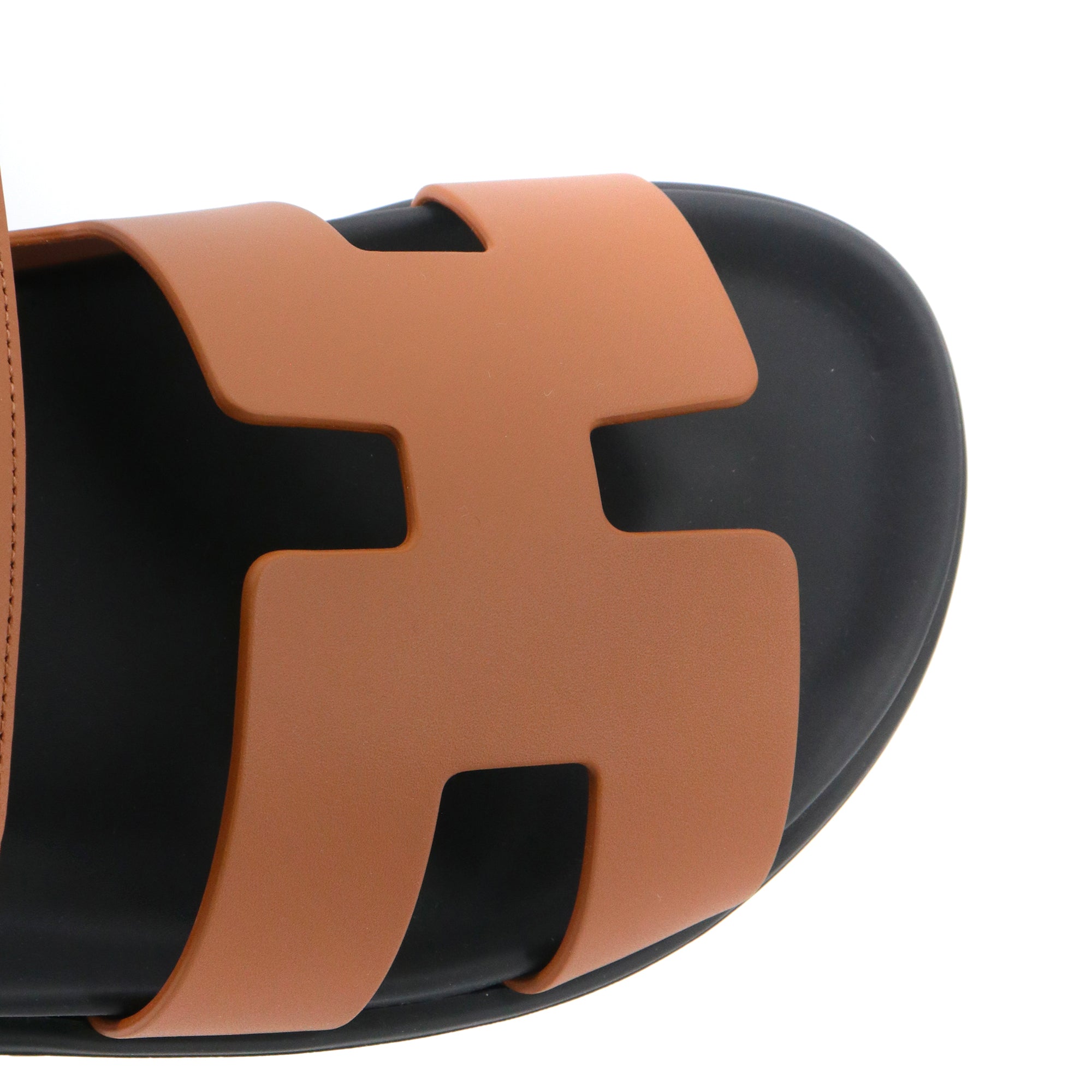 HERMÈS - Sandales Chypre Hermès en cuir lisse gold (T41,5)