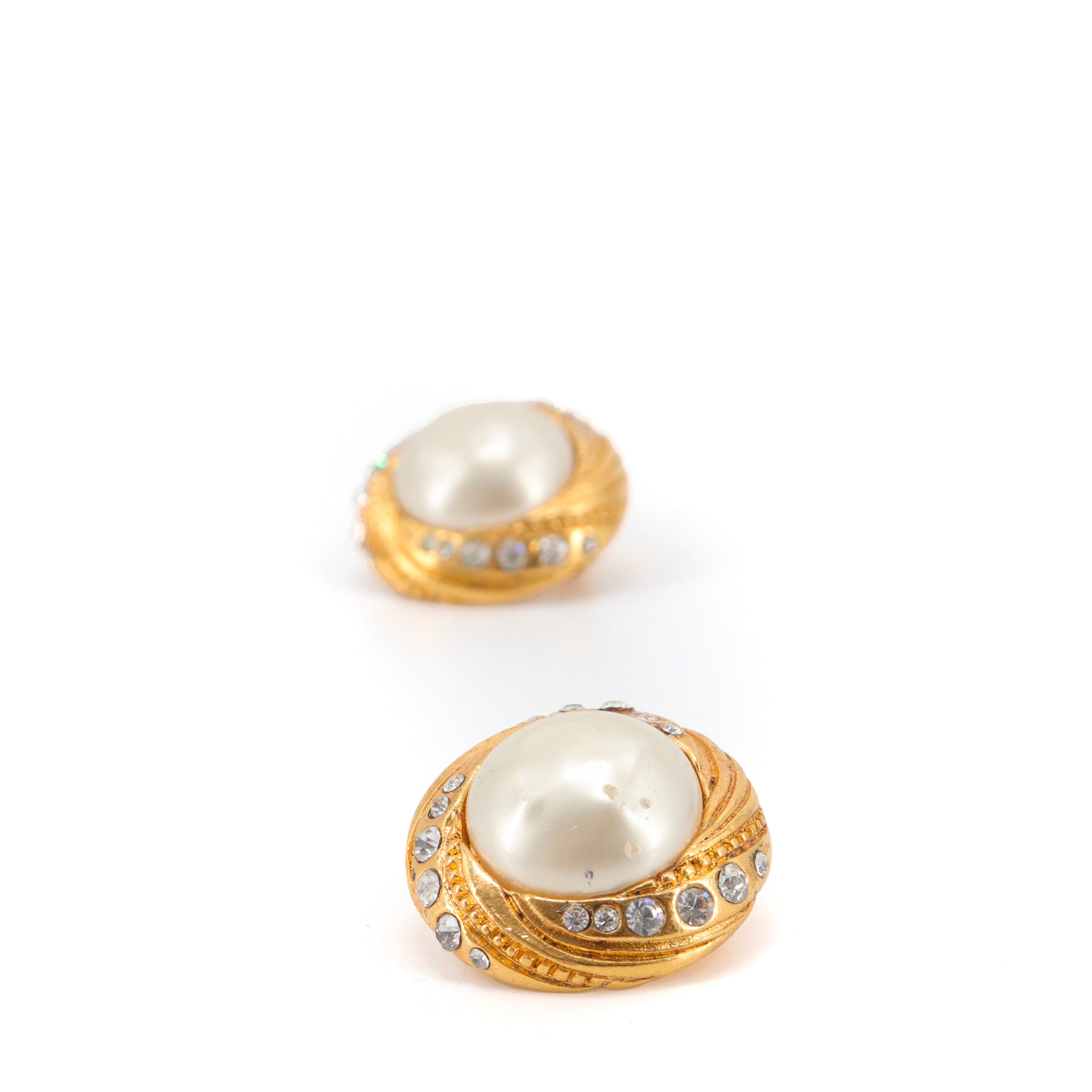CHANEL - Boucles d'oreilles Chanel dorées ornées de perles et de strass