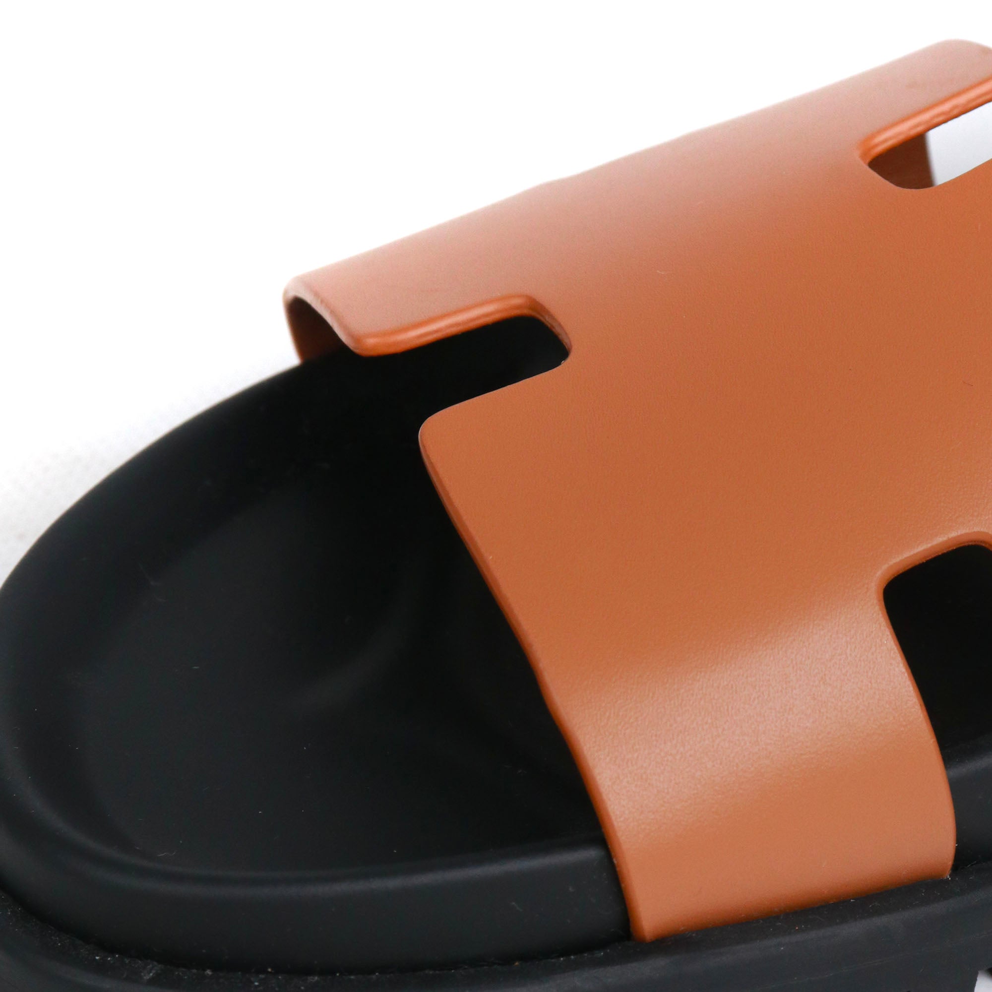 HERMÈS - Sandales Chypre Hermès en cuir lisse gold (T41)