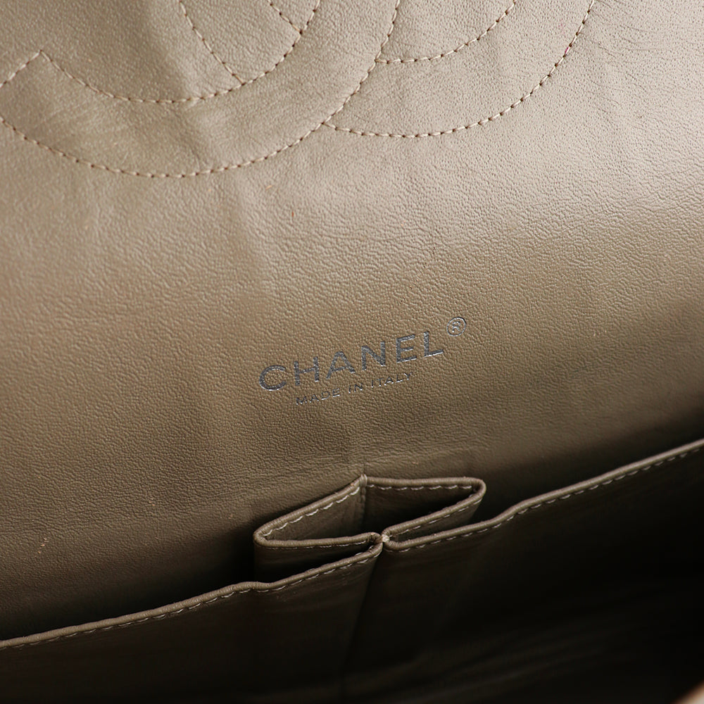 CHANEL - Sac à bandoulière Timeless Maxi Jumbo double flap en cuir verni kaki