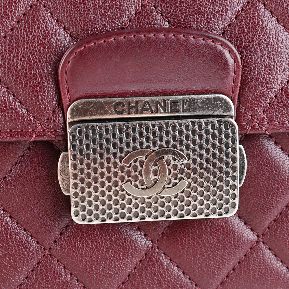 CHANEL - Sac à épaule CC University en cuir bordeaux