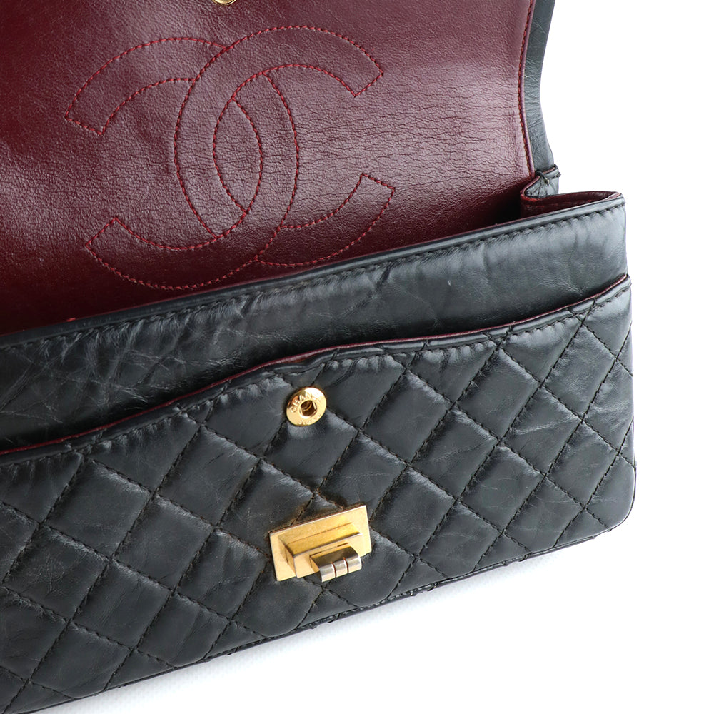 CHANEL - Sac à main 2.55 en cuir matelassé noir