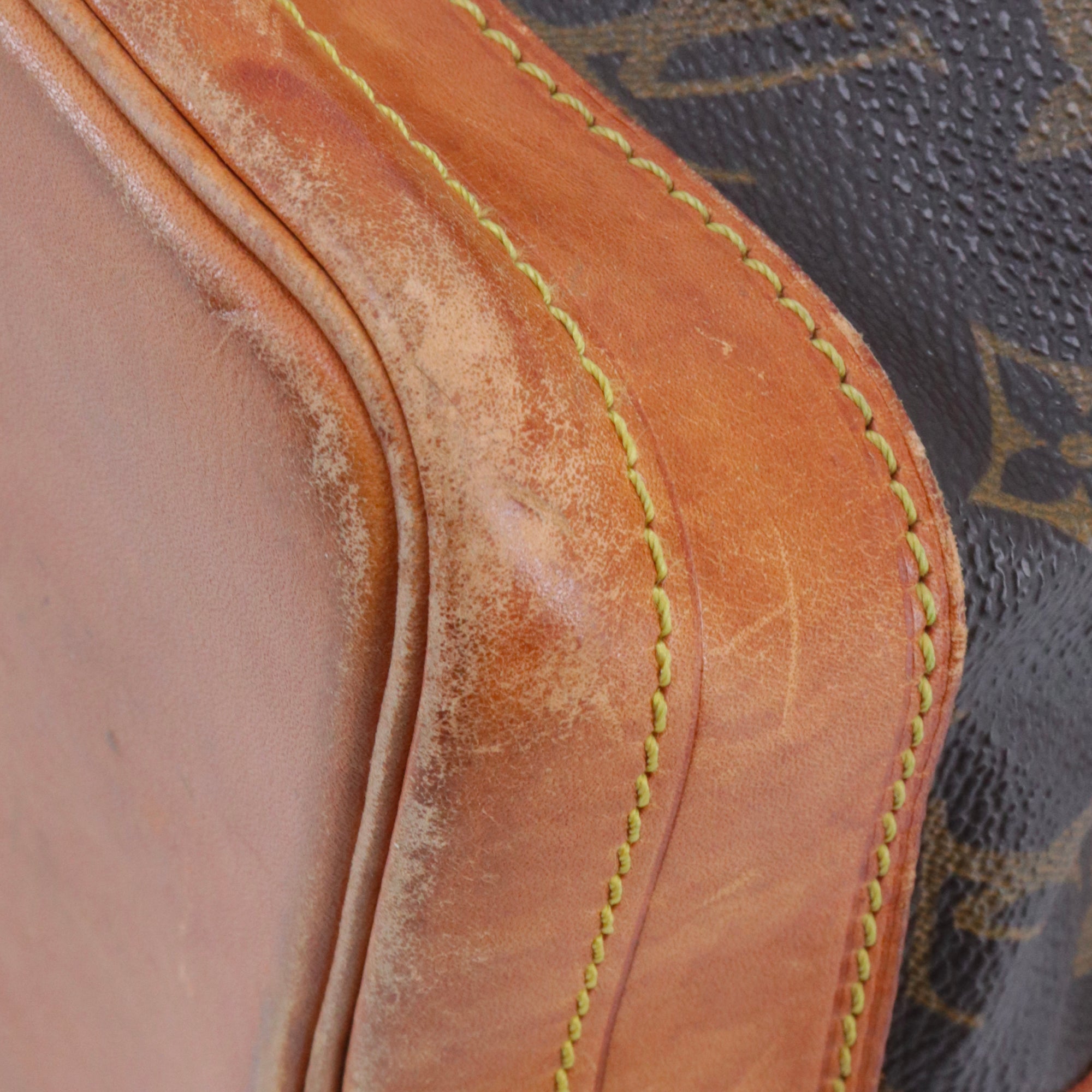 LOUIS VUITTON - NéoNoé shoulder bag in monogram canvas and poppy red leather