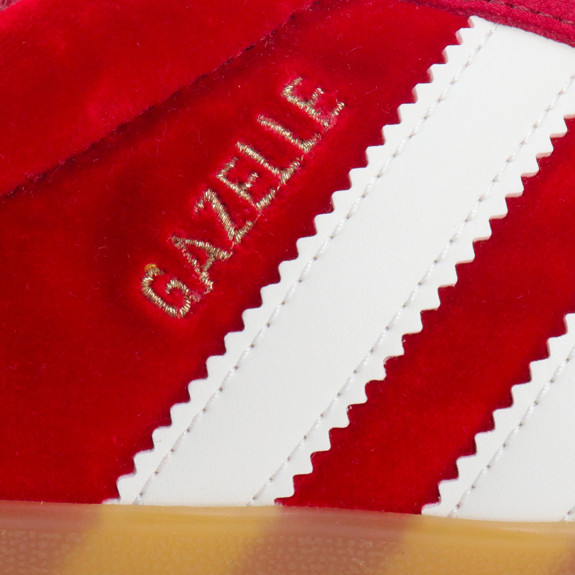 GUCCI - Sneakers Gazelle Gucci x Adidas en daim et velours rouge (T43.5)