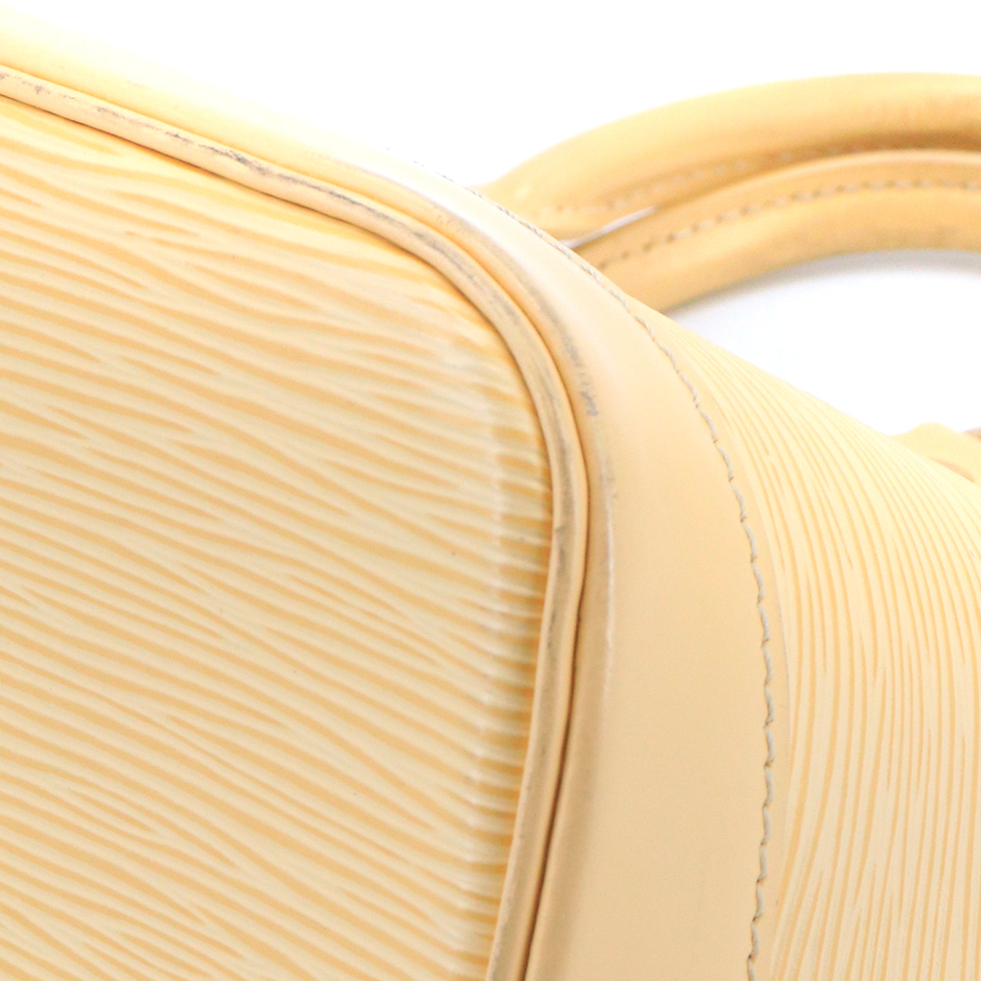 LOUIS VUITTON - Sac à main Alma PM Louis Vuitton en cuir épi jaune pastel