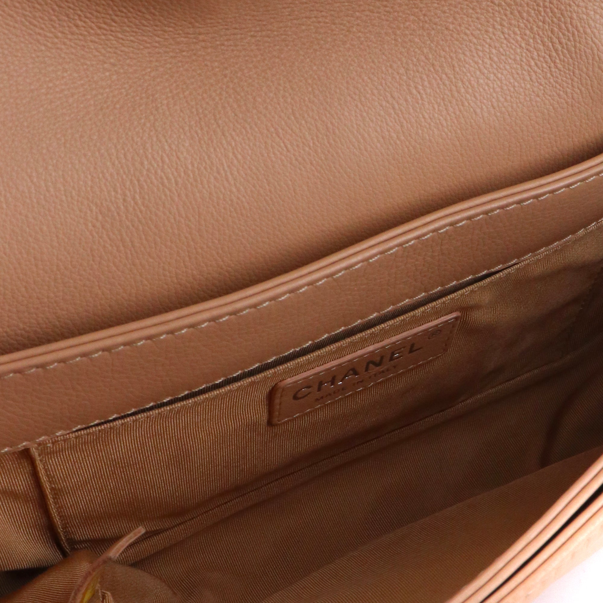 CHANEL - Sac à bandoulière Boy medium Chanel en cuir grainé beige