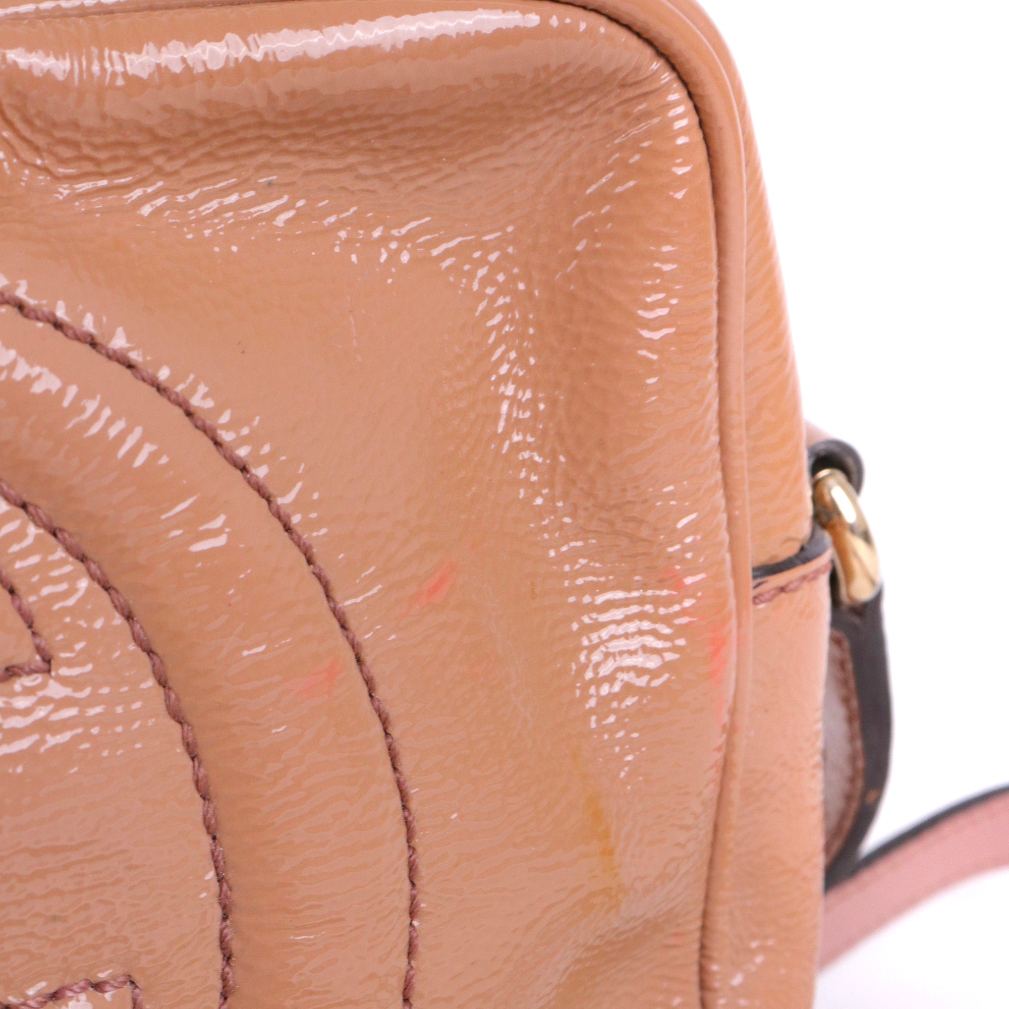 GUCCI - Sac à bandoulière Soho Camera Gucci en cuir verni rose