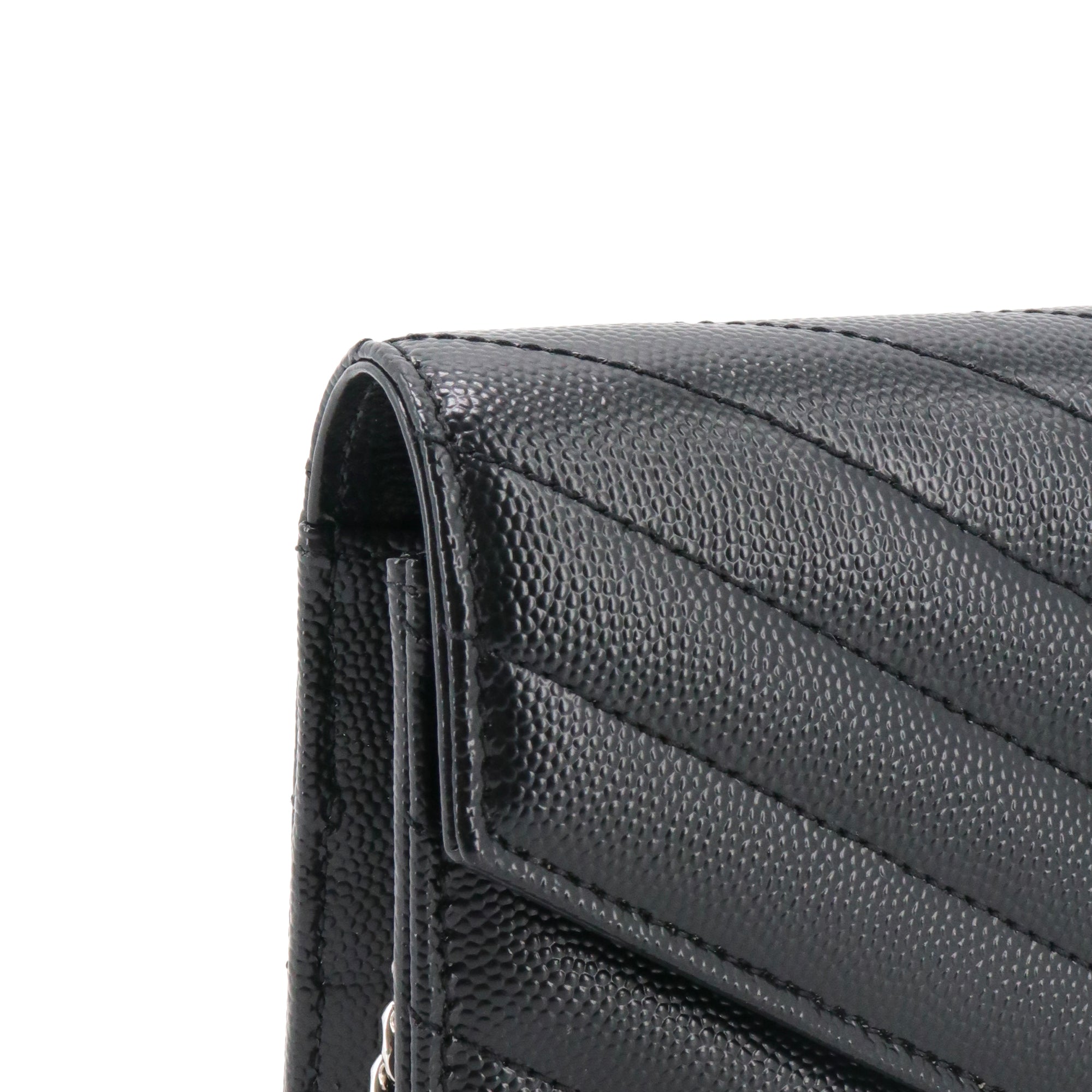 SAINT LAURENT - Sac à bandoulière Wallet on chain Cassandre Saint Laurent cuir grainé chevron noir
