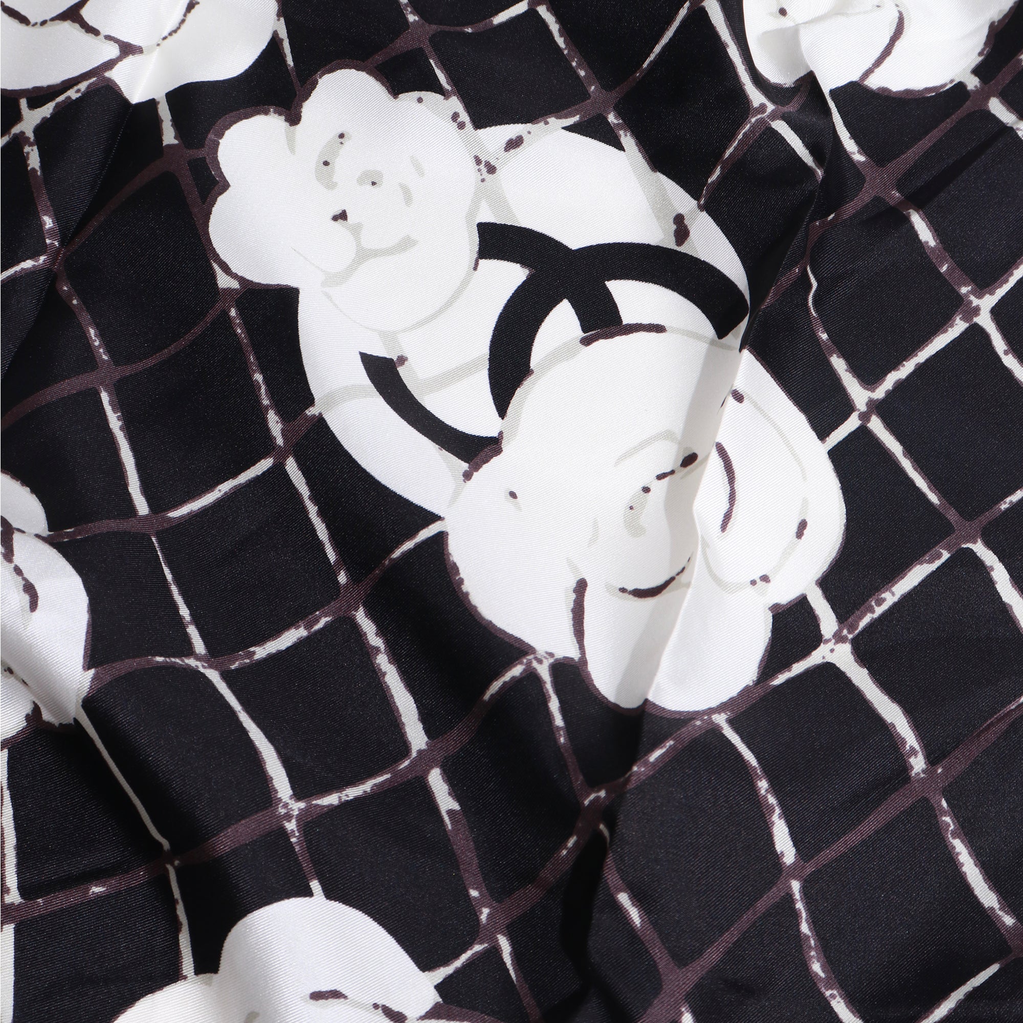 CHANEL - Carré de soie 90 camélia noir et doré