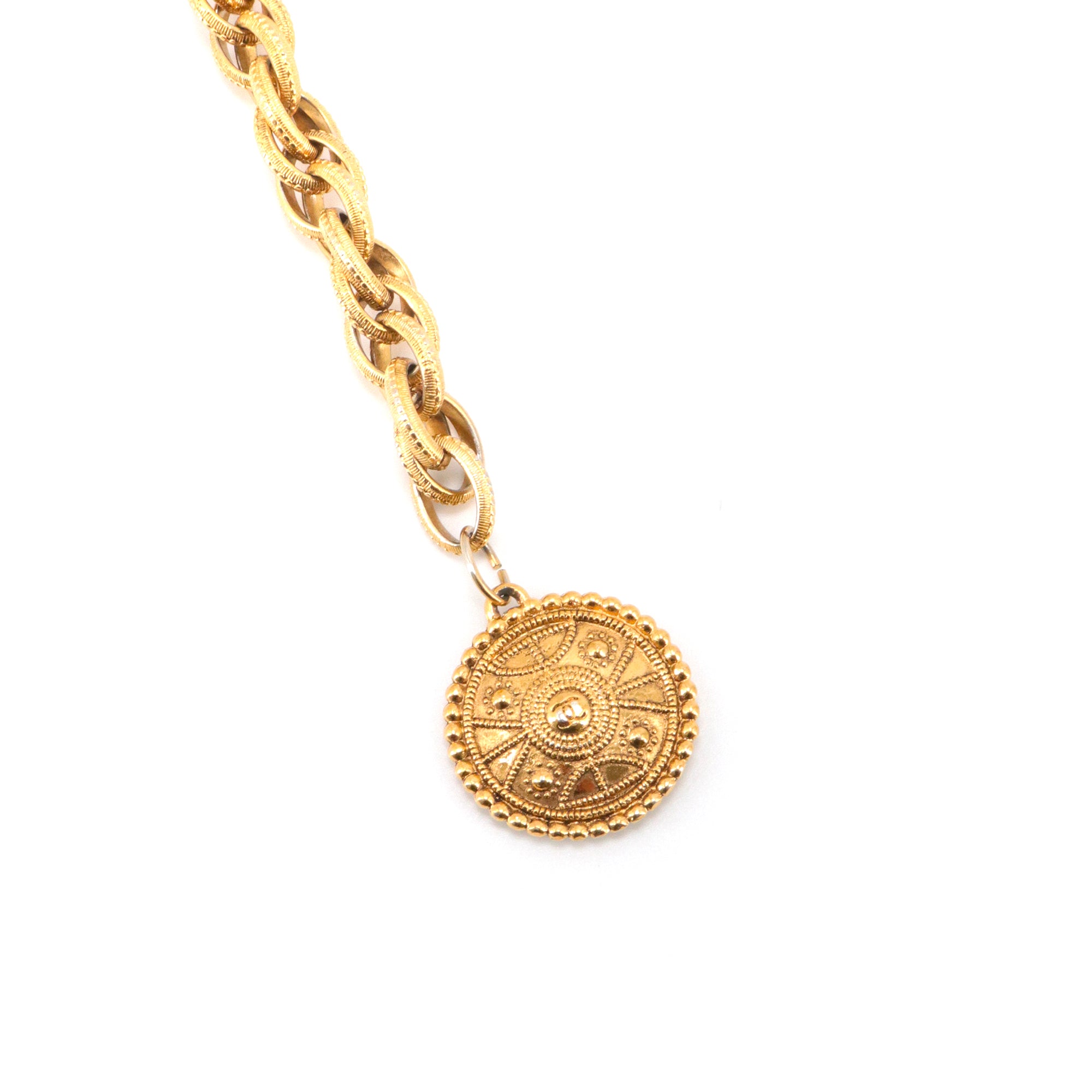 CHANEL - Ceinture médaillon CC Chanel en chaine dorée