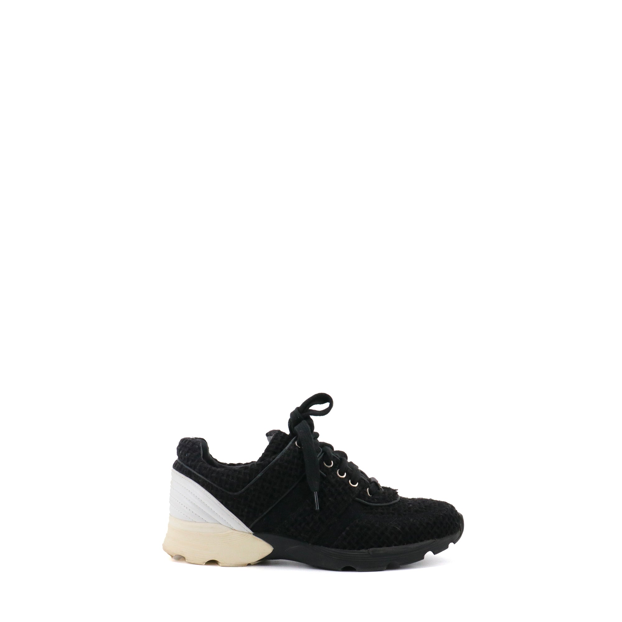 CHANEL - Chanel low-top sneakers in black tweed (T39)