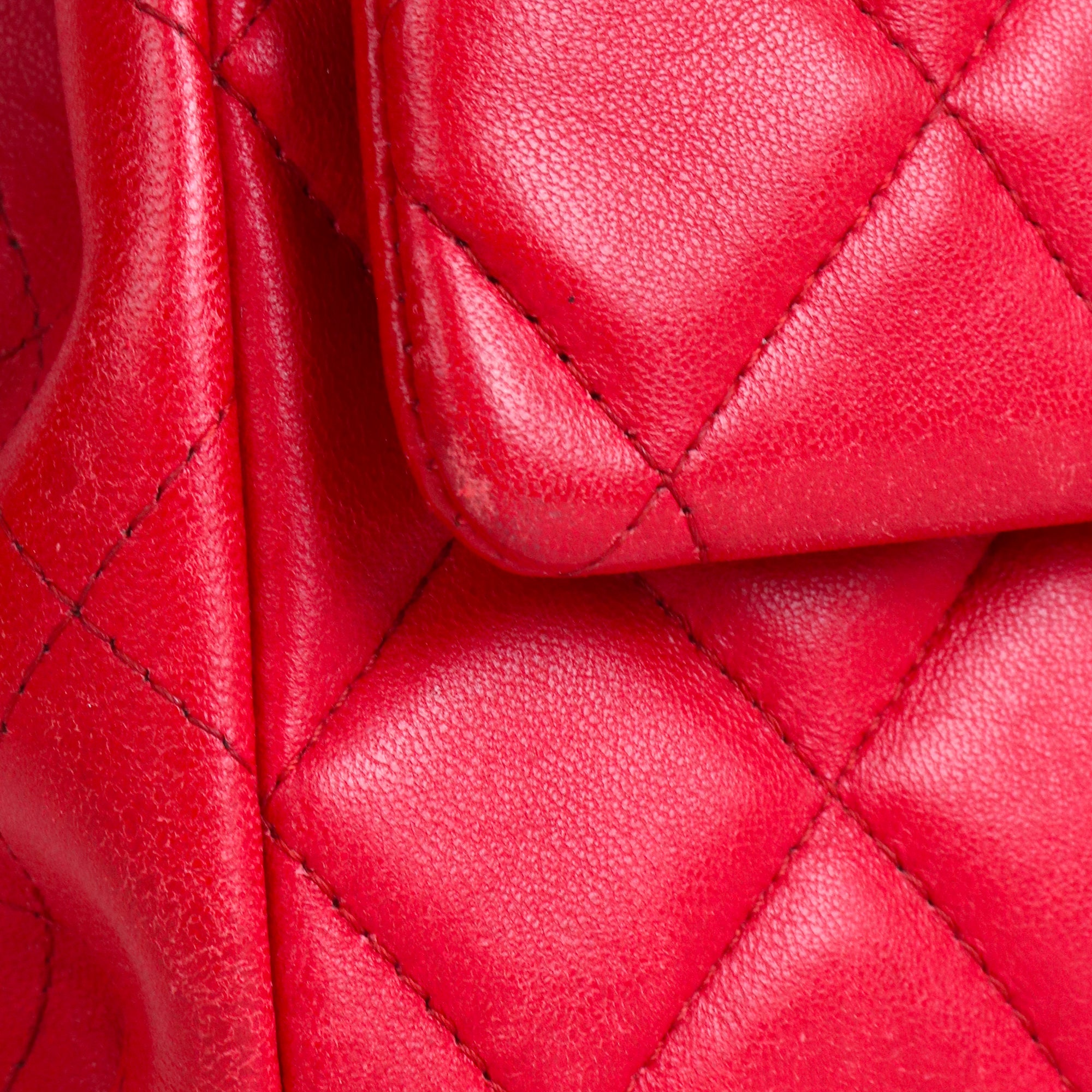 CHANEL - Sac à épaule Enveloppe Timeless/Classique Chanel en cuir lisse rouge