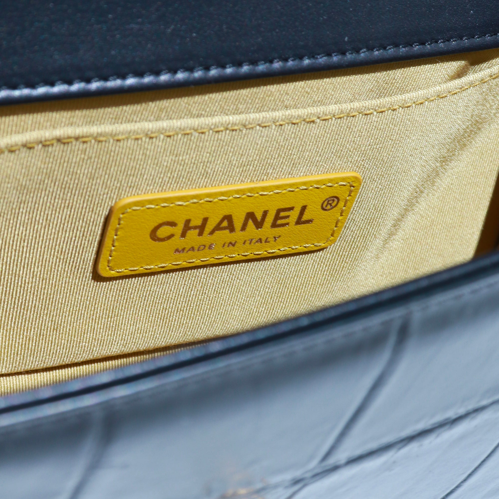 CHANEL - Sac à bandoulière Boy Small édition limitée Graphiti en cuir noir