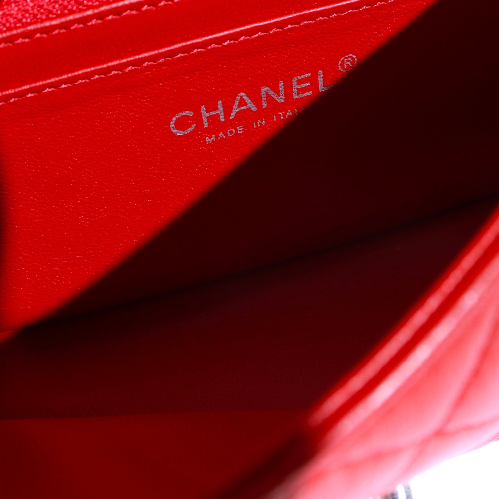 CHANEL - Sac à main Timeless Mini Rectangle en cuir rouge