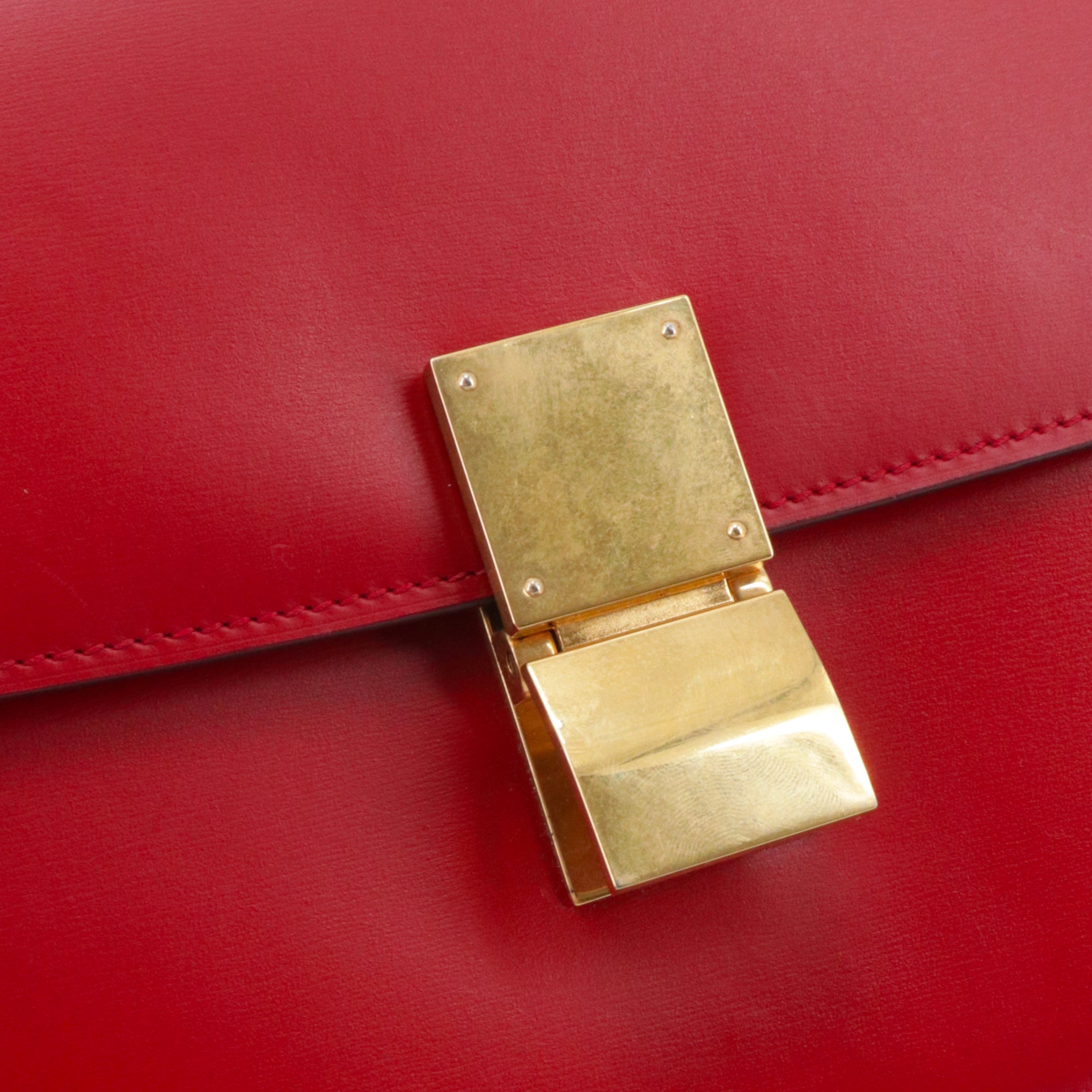 CELINE - Sac à bandoulière Classic Box MM Celine en cuir rouge