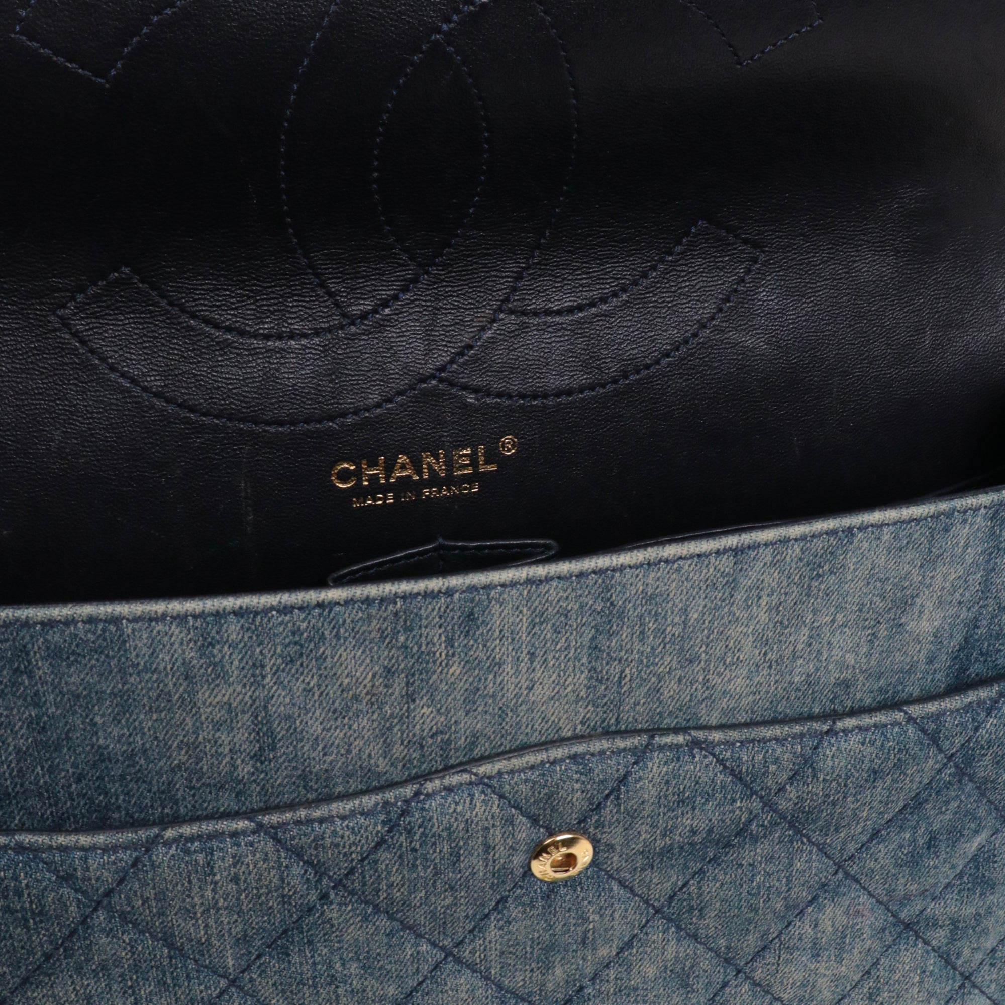 CHANEL - Sac à bandoulière 2.55 Chanel large en denim