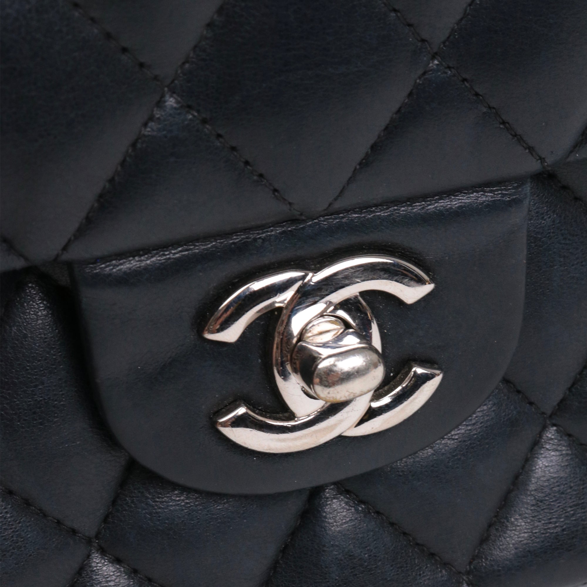 CHANEL - Chanel Timeless 25 double flap handbag in black quilted leather