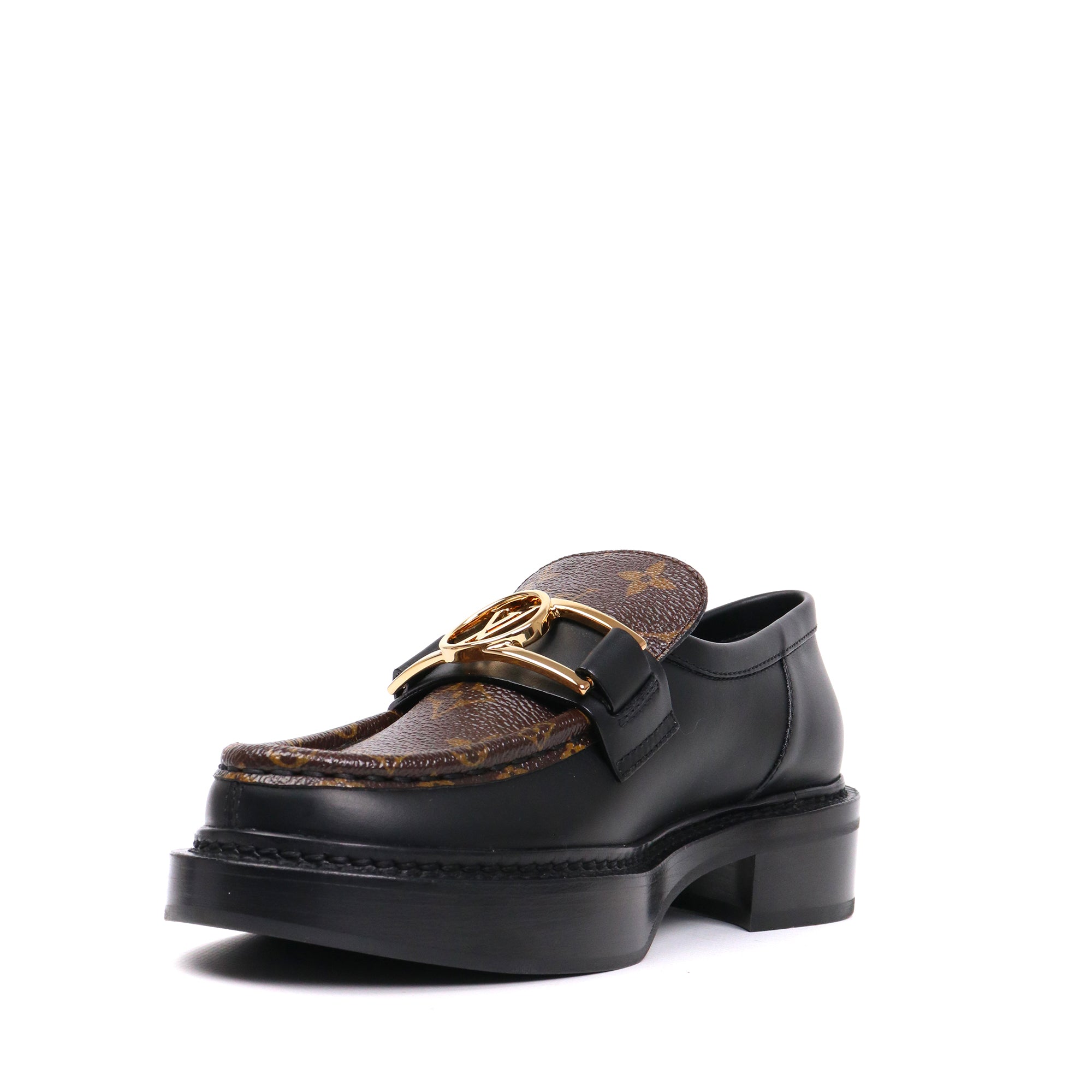 LOUIS VUITTON - Richelieu loafers in black patent leather (T36)