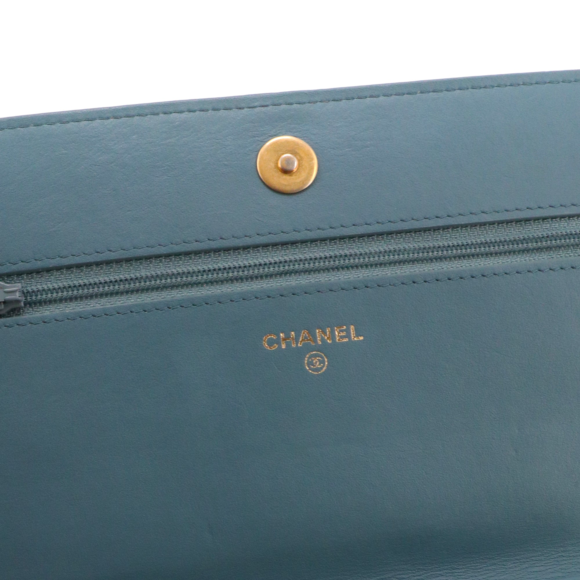 CHANEL - Sac à bandoulière Wallet On Chain Boy Chanel en cuir caviar bleu