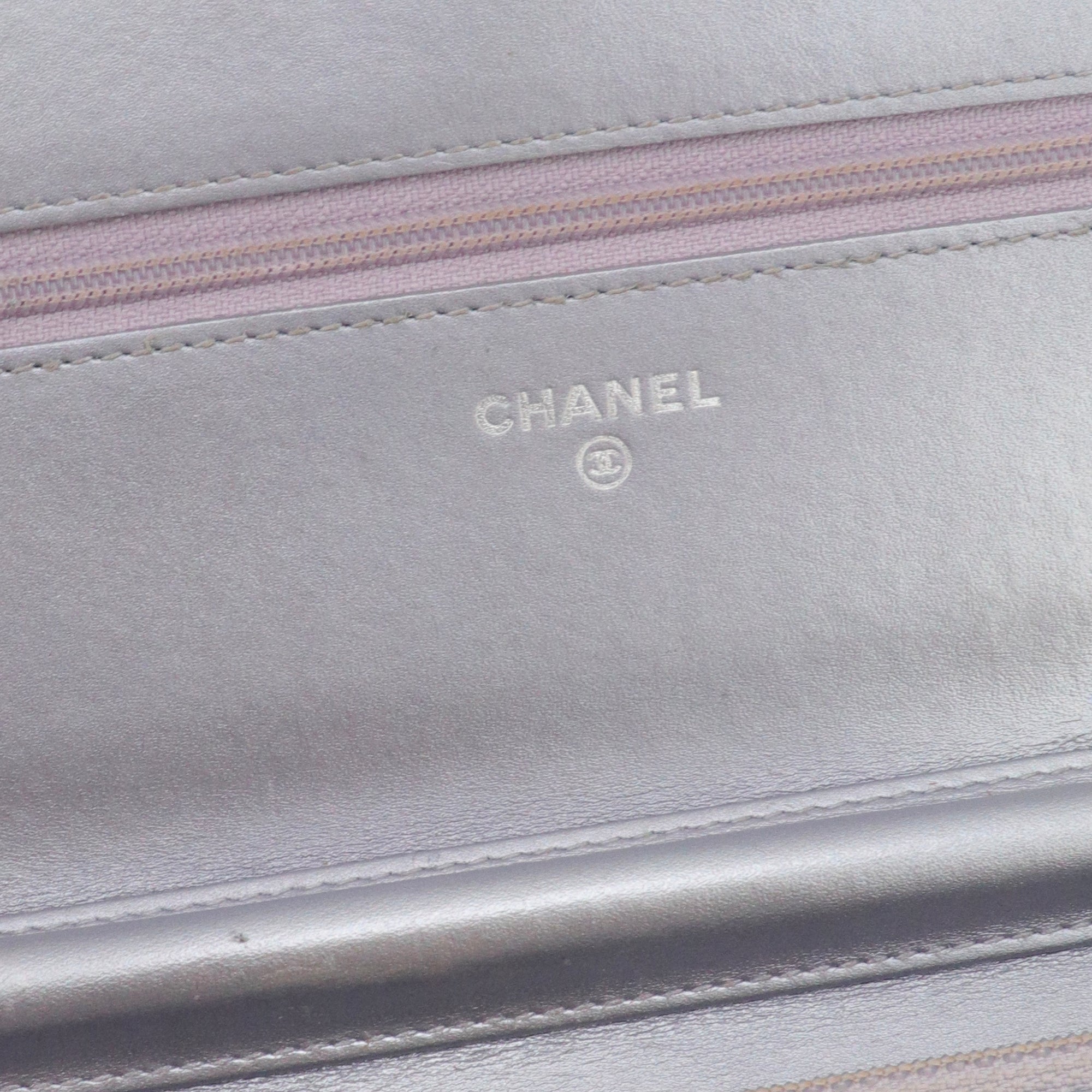 CHANEL - Sac à bandoulière Wallet On Chain Boy Chanel en cuir verni argenté