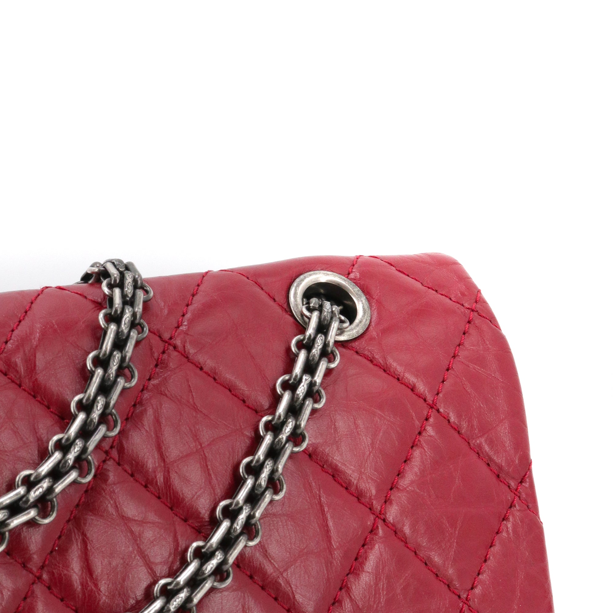 CHANEL - Sac à bandoulière 2.55 Chanel en cuir froissé bordeaux