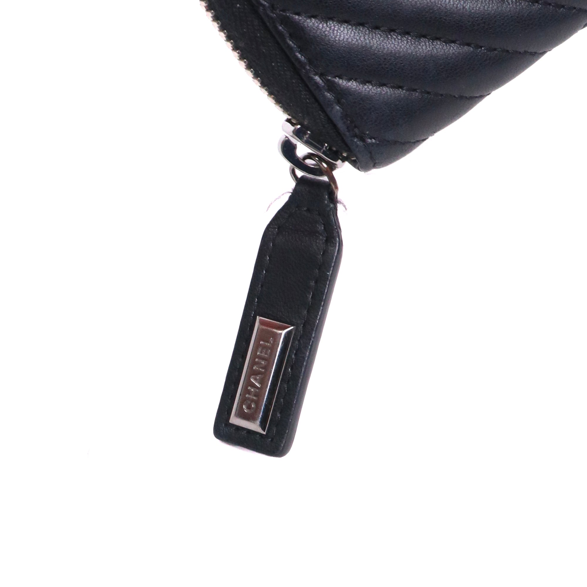 CHANEL - Portefeuille zippé Chanel en cuir chevron noir