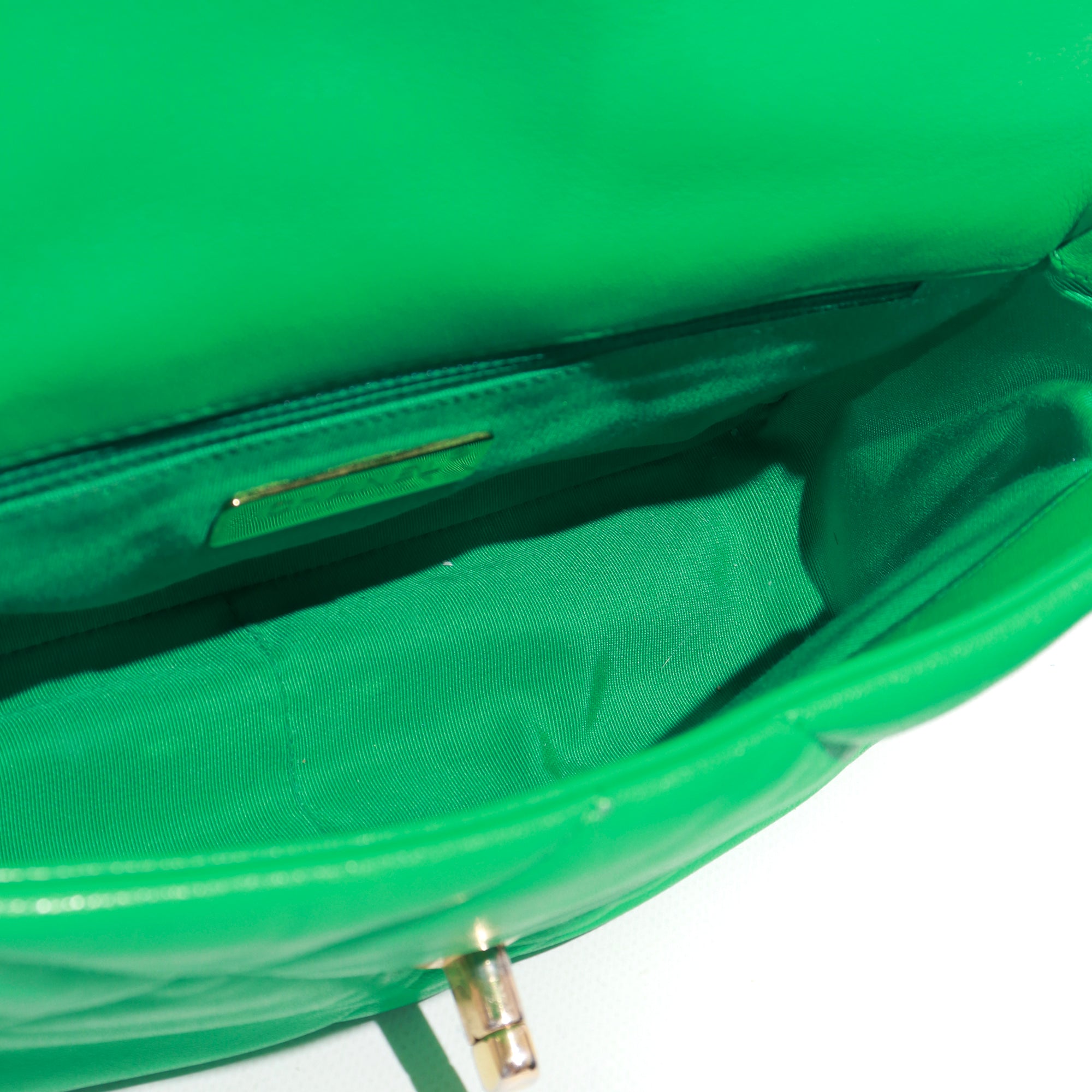 CHANEL - 19 shoulder bag in green quilted leather