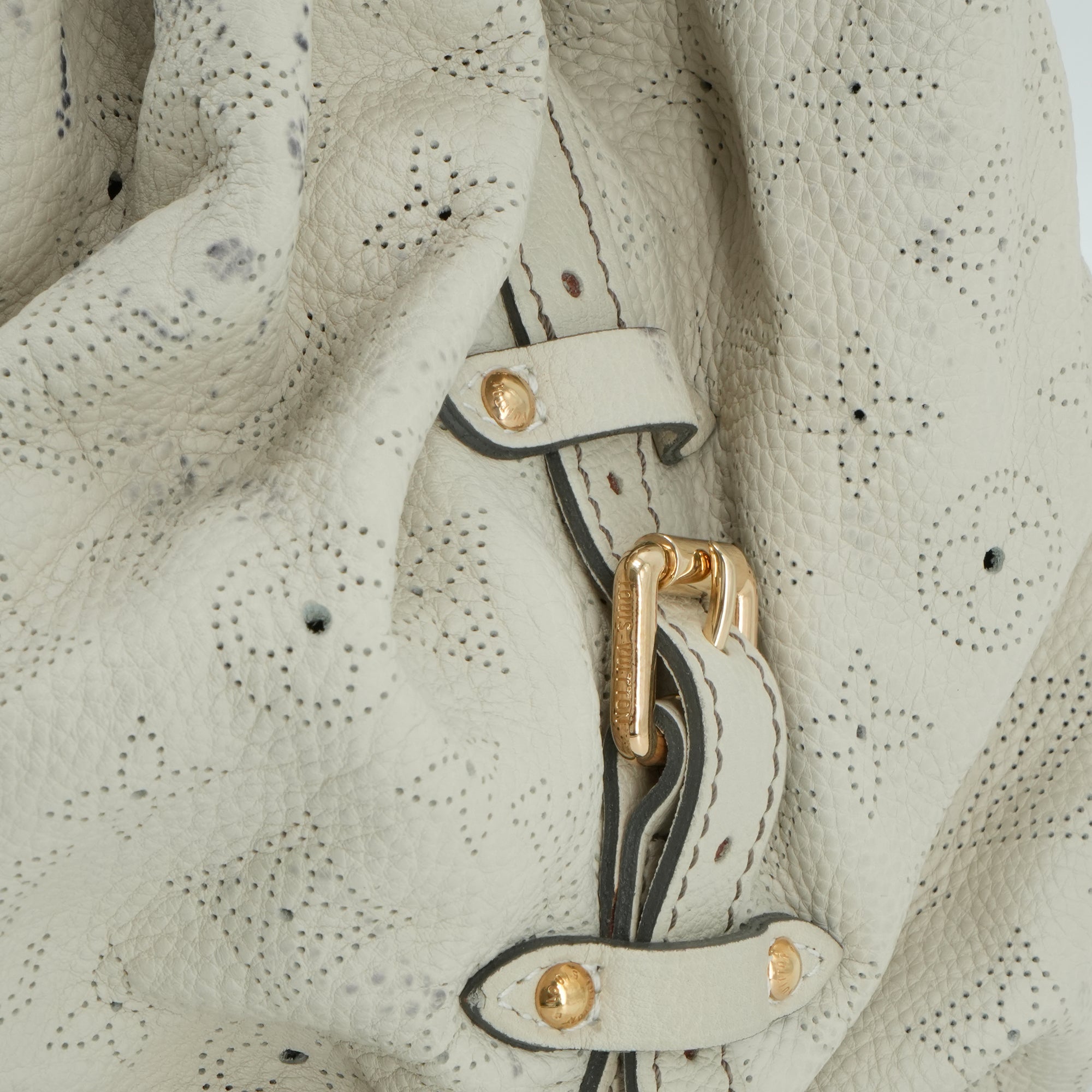 LOUIS VUITTON - Sac cabas Mahina Louis Vuitton en cuir grainé beige vintage