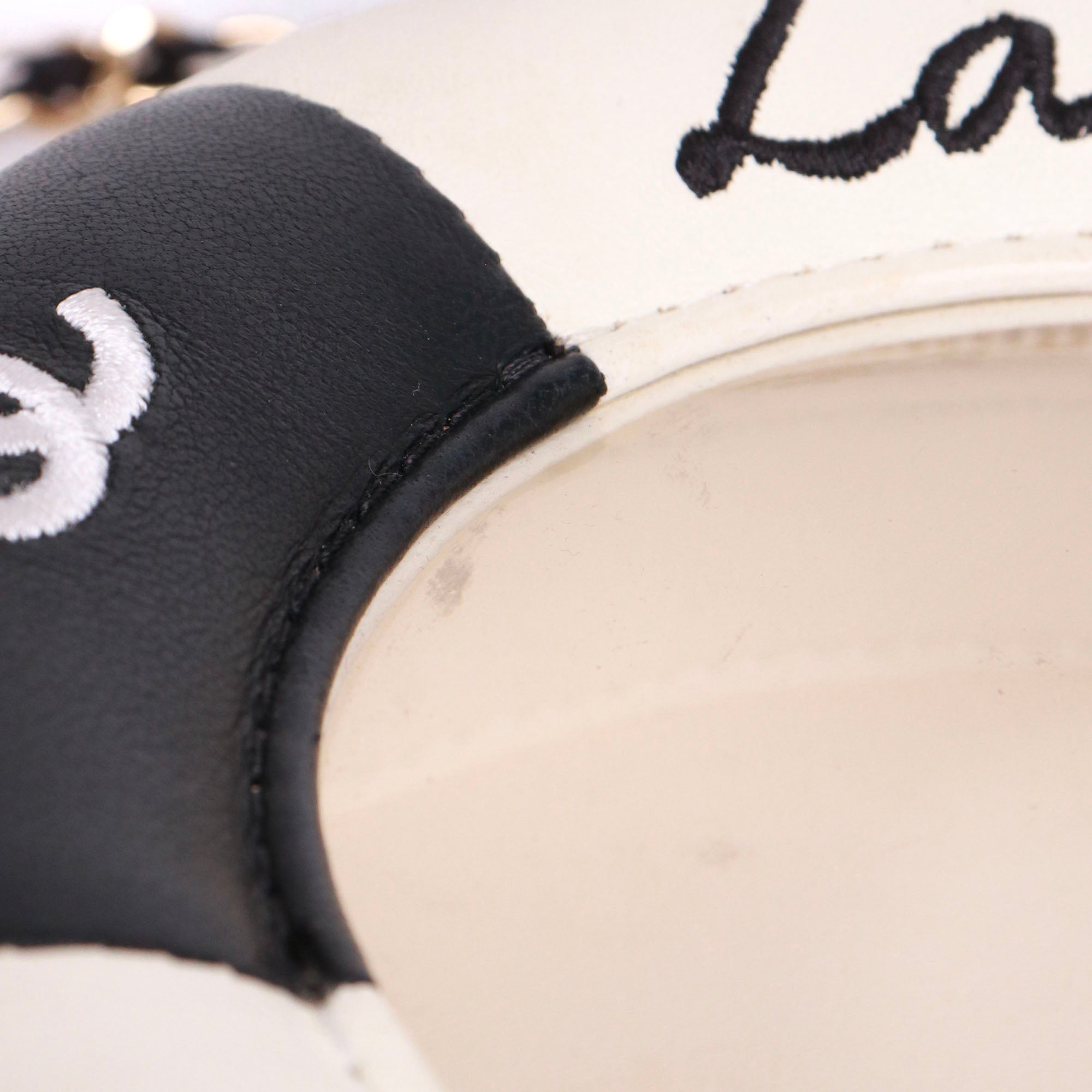 CHANEL - Sac à bandoulière Lifesaver La Pausa en cuir lisse blanc et noir