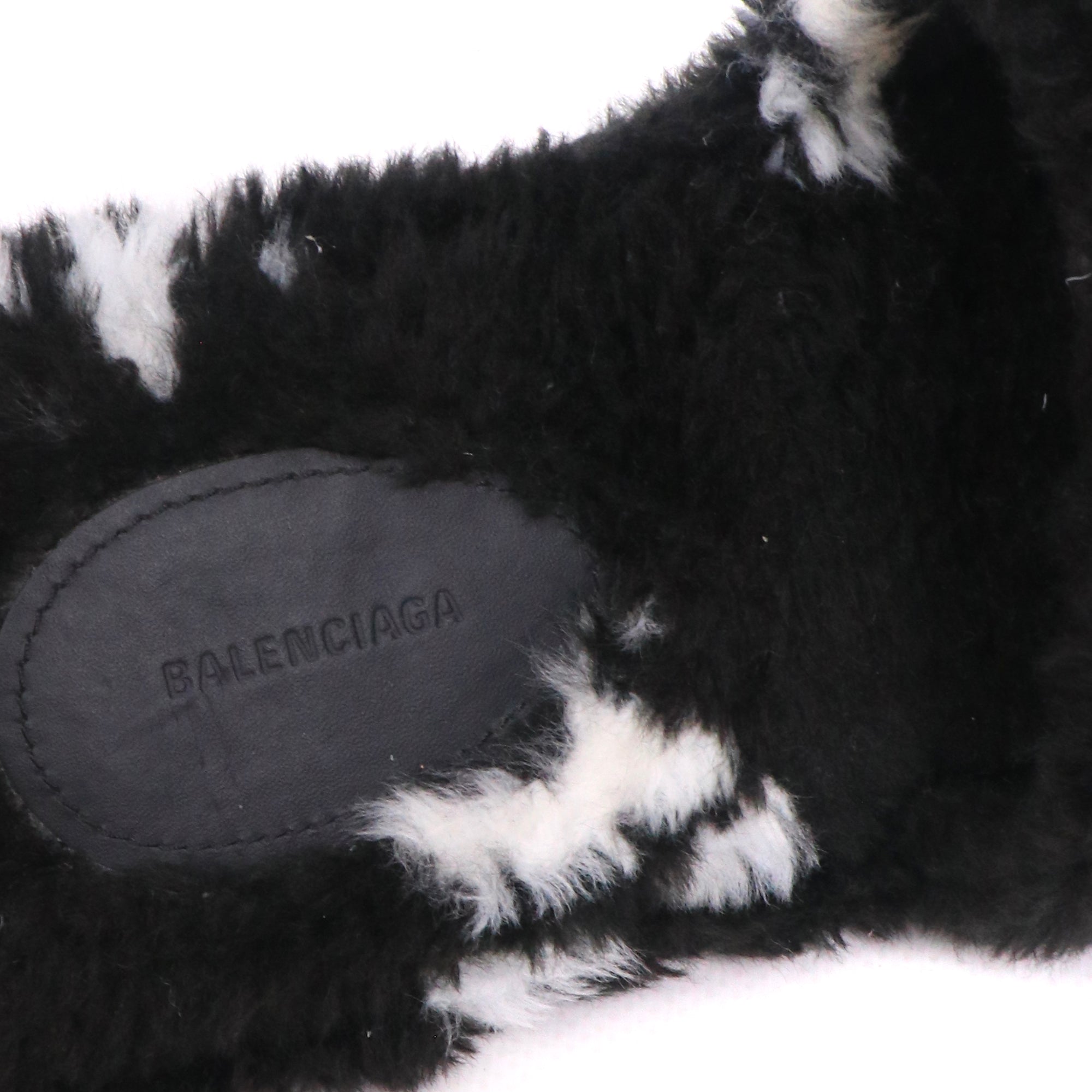 BALENCIAGA - Sandales Balenciaga en fourrure noire et blanche (T36)