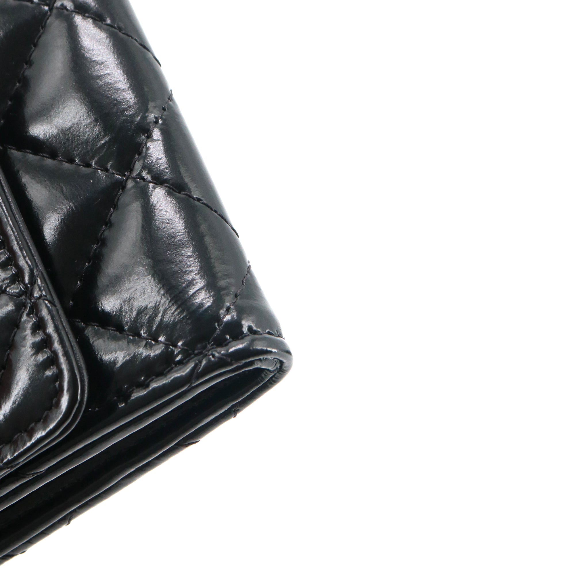 CHANEL - Portefeuille CC Chanel en cuir verni noir