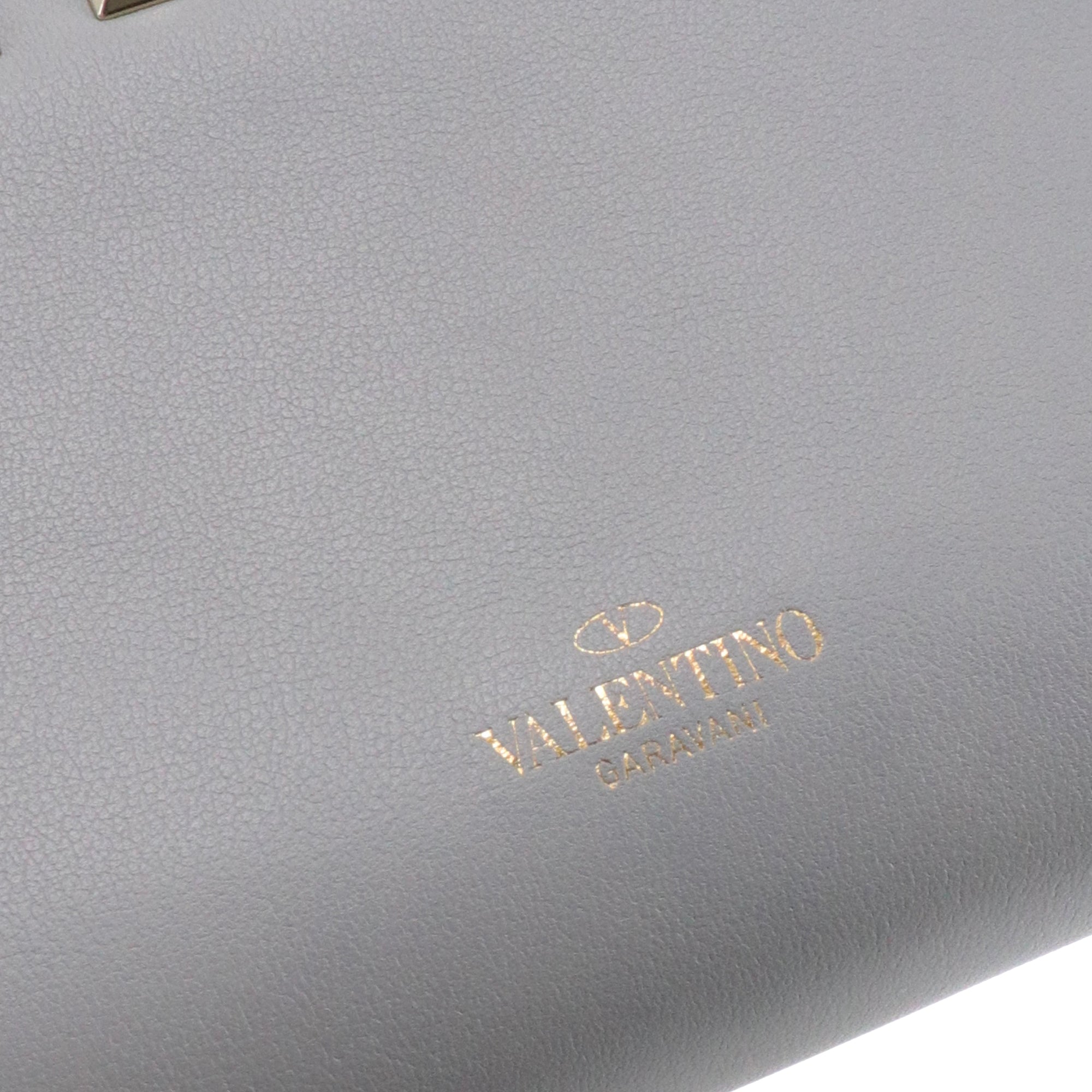 VALENTINO - Portefeuille Rockstud Valentino en cuir gris orné de clous