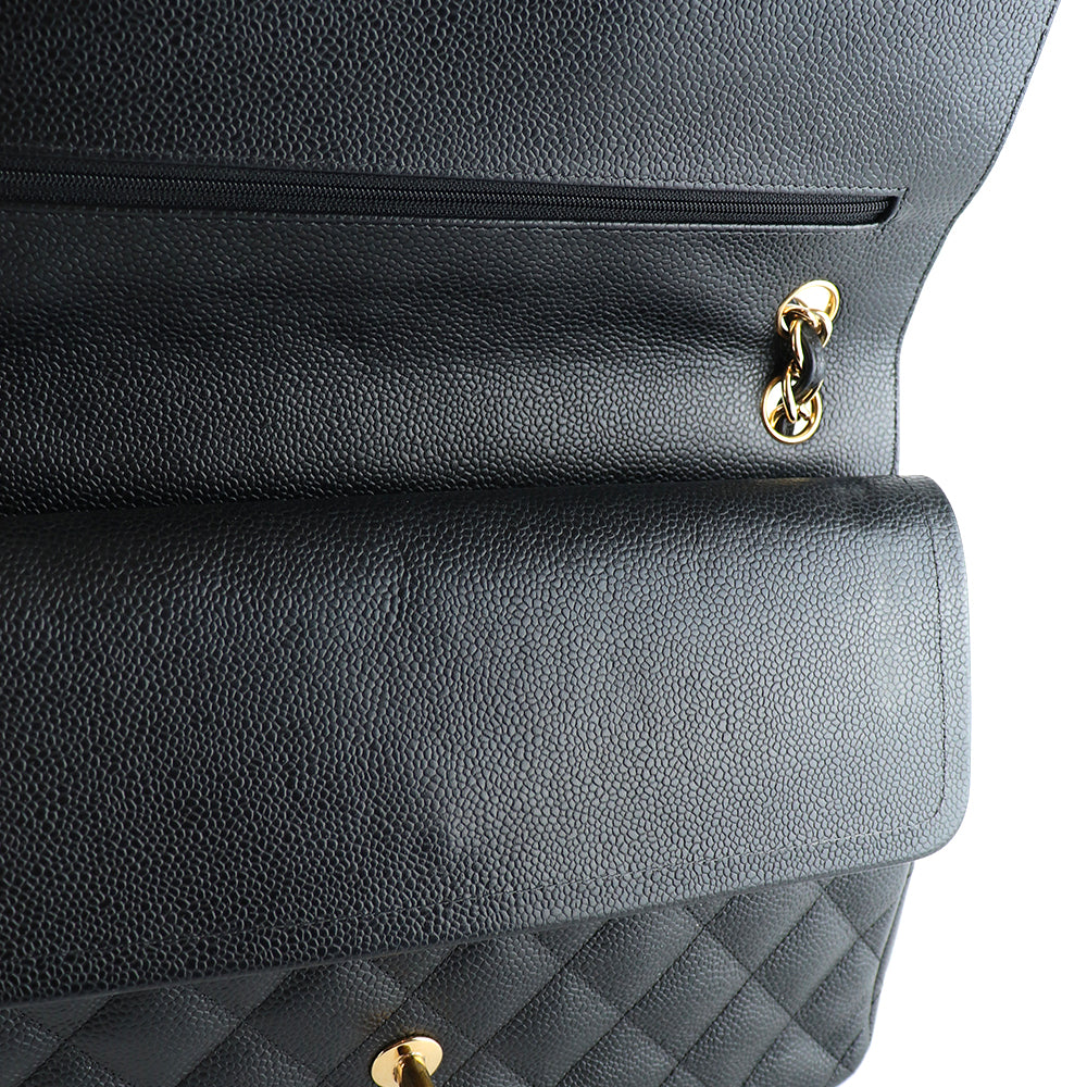 CHANEL - Sac à bandoulière Classique / Timeless Jumbo double flap en cuir caviar noir