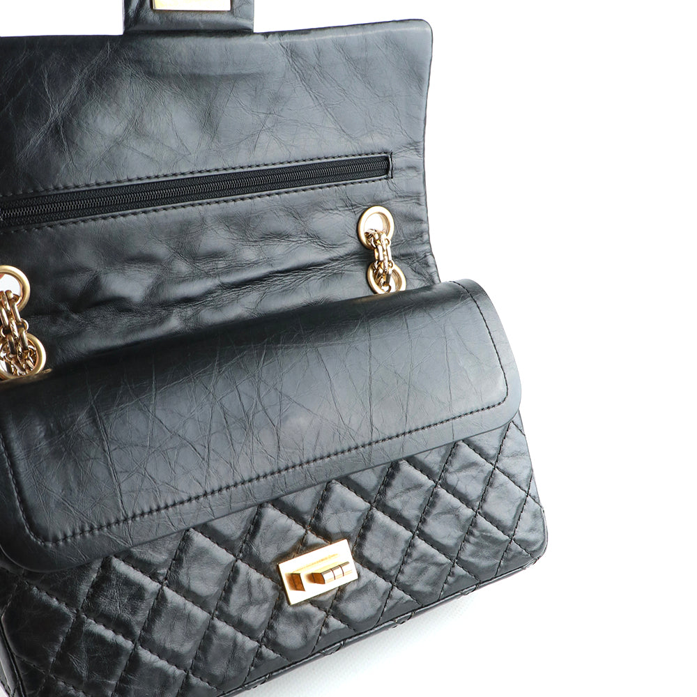 CHANEL - Sac à main 2.55 en cuir matelassé noir