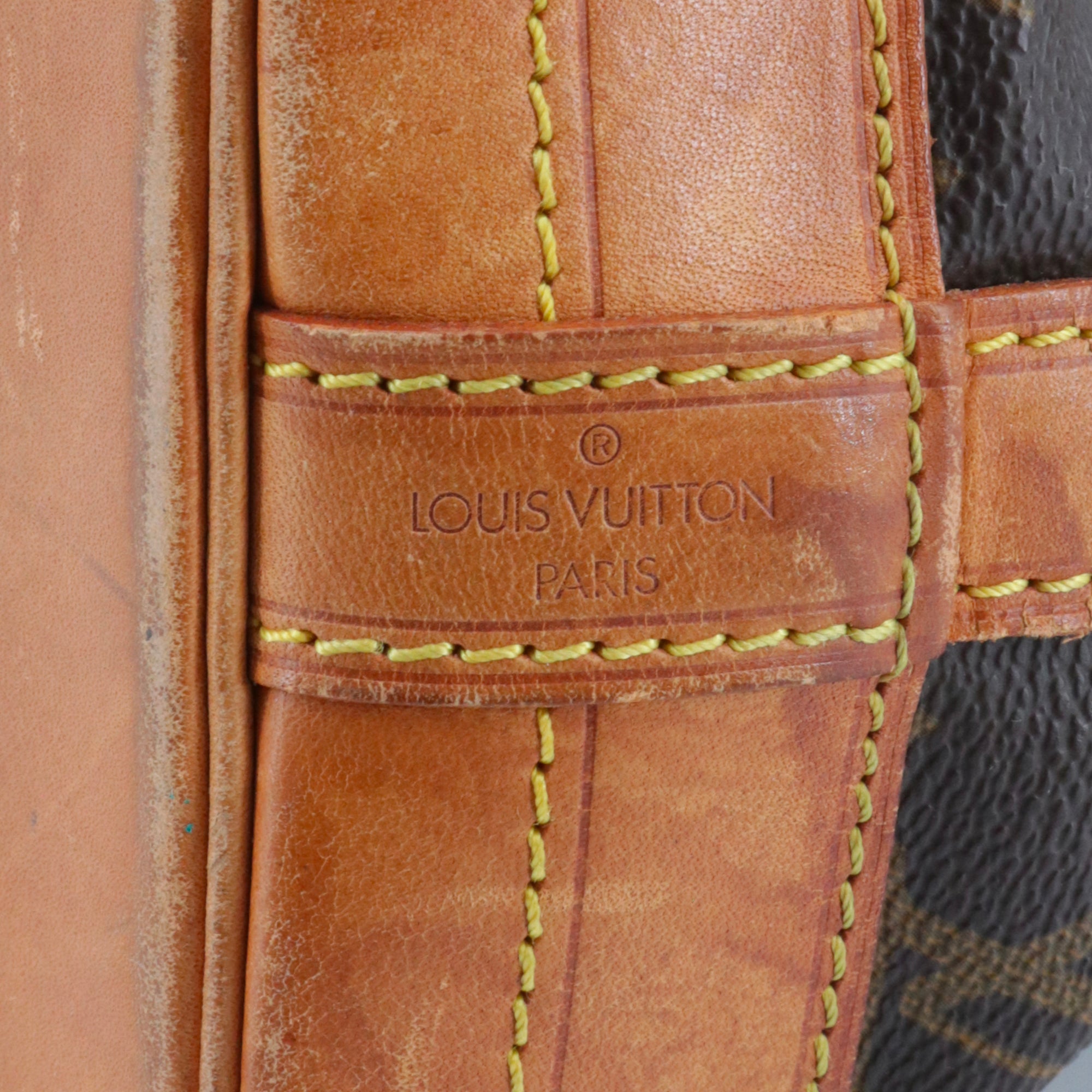 LOUIS VUITTON - NéoNoé shoulder bag in monogram canvas and poppy red leather