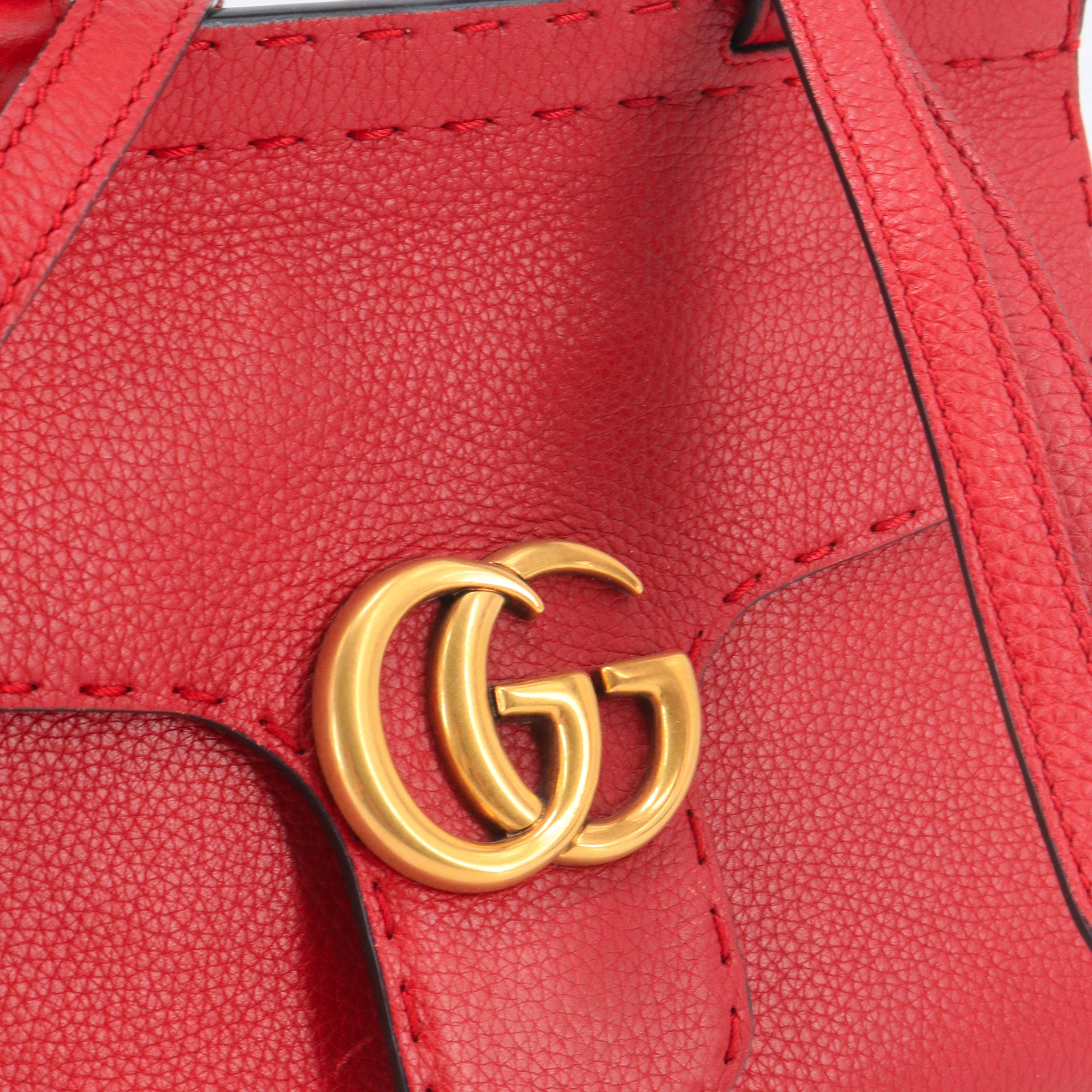 GUCCI - Sac à bandoulière  GG Marmont Top handle Gucci en cuir grainé rouge