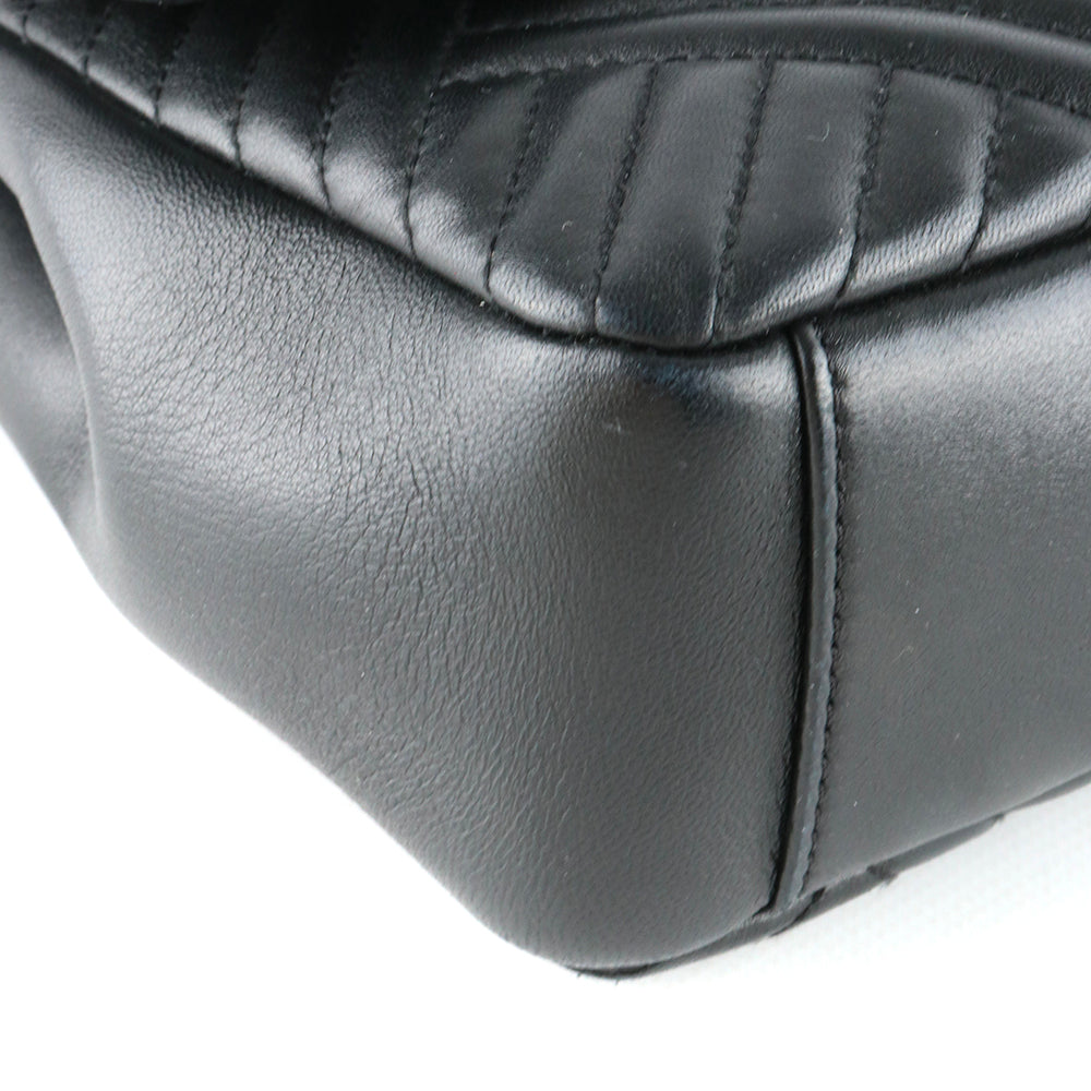 CHANEL - Sac à bandoulière Classique / Timeless Jumbo simple flap en cuir matelassé noir