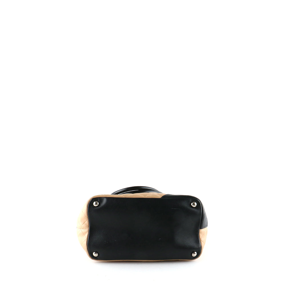 CHANEL - Sac à main Cambon en cuir matelassé beige et noir vintage