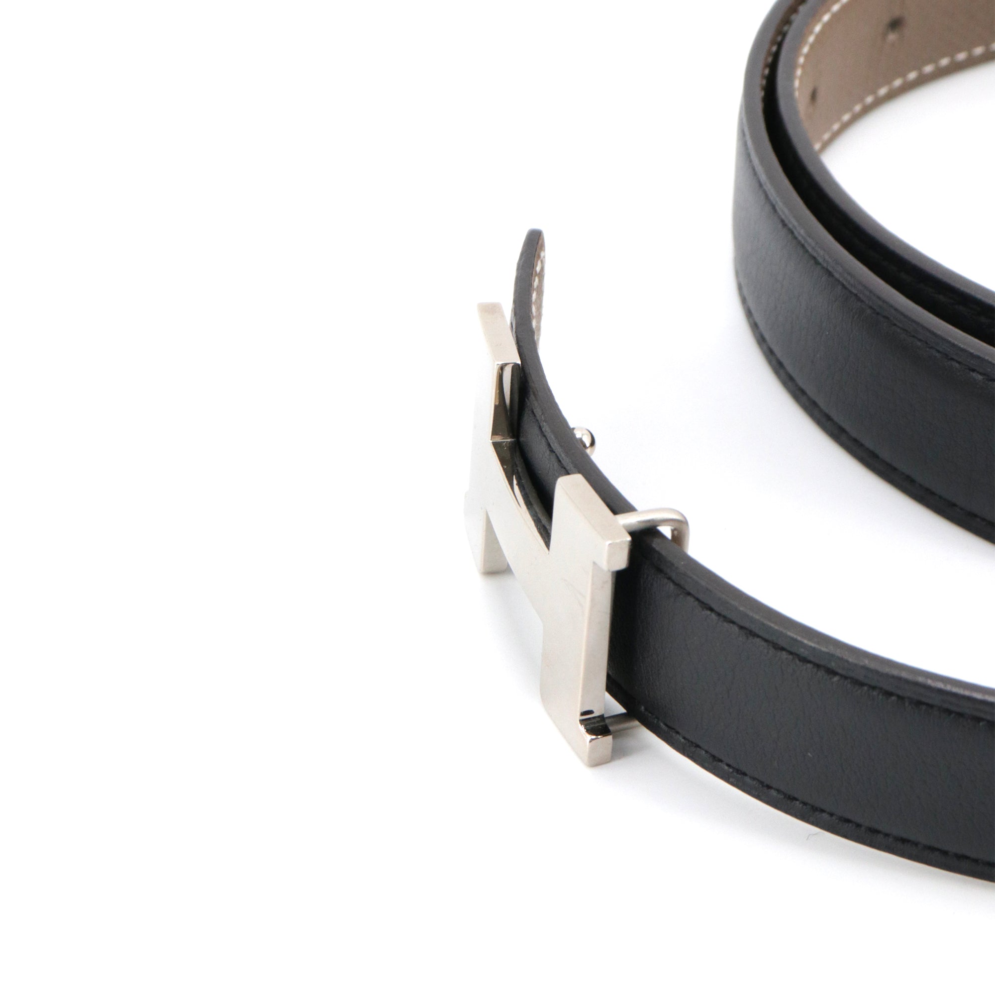 HERMÈS - Ceinture H réversible Hermès en cuir noir et étoupe (T90)
